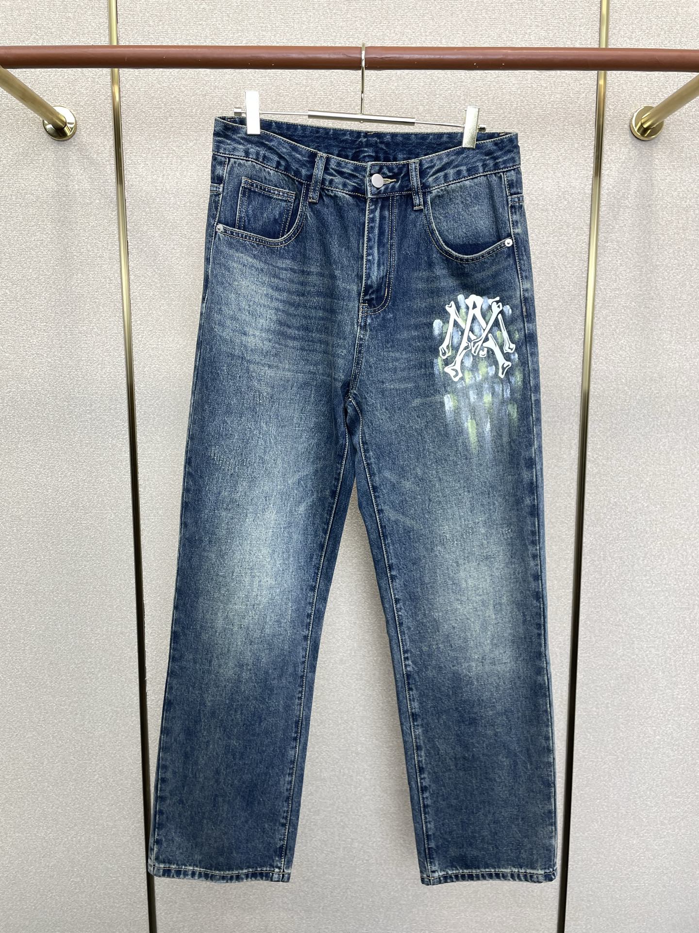 。AMIRI💥砸锅卖铁都要上的新款新款 休闲牛仔裤👖高端版本！专柜定制面料 透气舒适度高，细节无可挑剔，