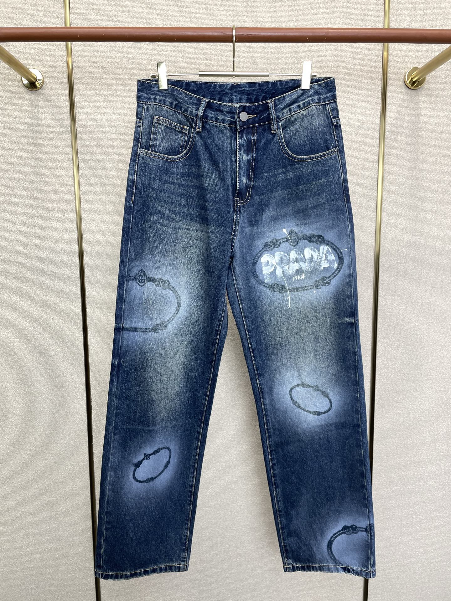 。Prada普拉达💥砸锅卖铁都要上的新款新款 休闲牛仔裤👖高端版本！专柜定制面料 透气舒适度高，细节无可