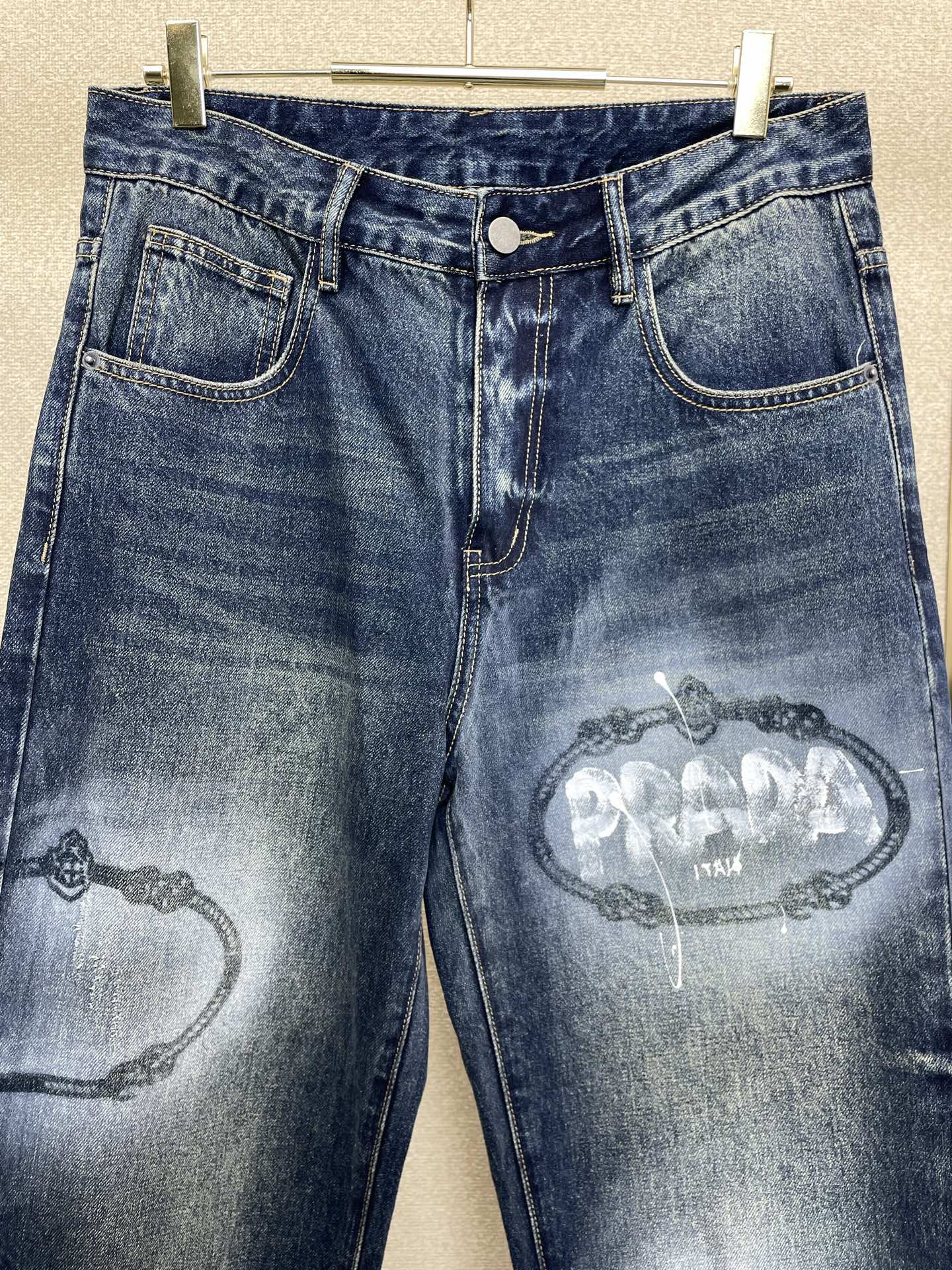 。Prada普拉达💥砸锅卖铁都要上的新款新款 休闲牛仔裤👖高端版本！专柜定制面料 透气舒适度高，细节无可