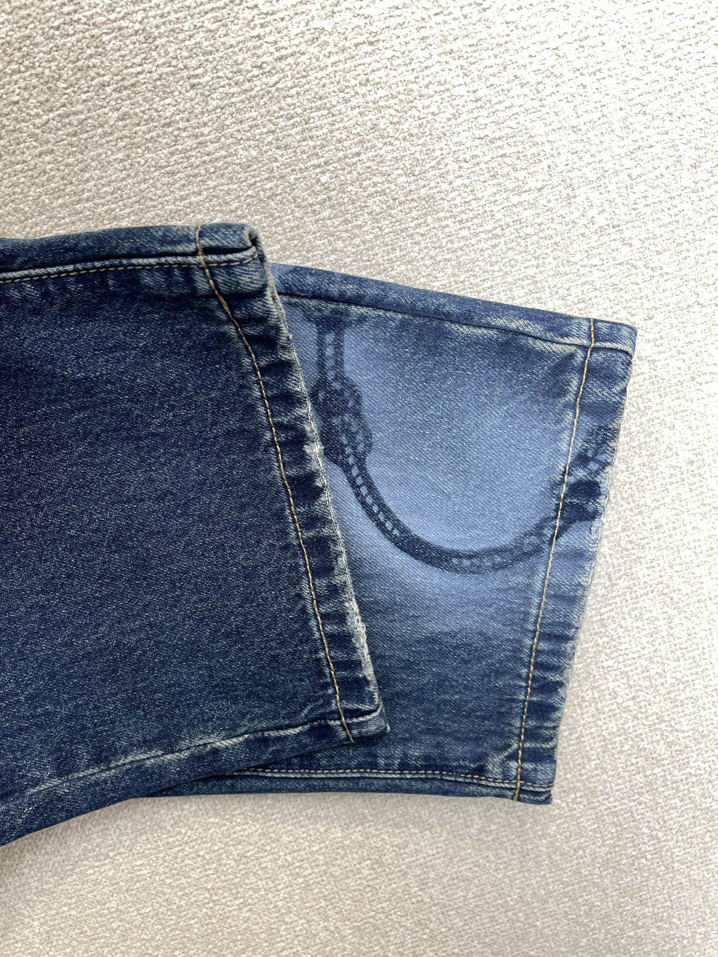 。Prada普拉达💥砸锅卖铁都要上的新款新款 休闲牛仔裤👖高端版本！专柜定制面料 透气舒适度高，细节无可