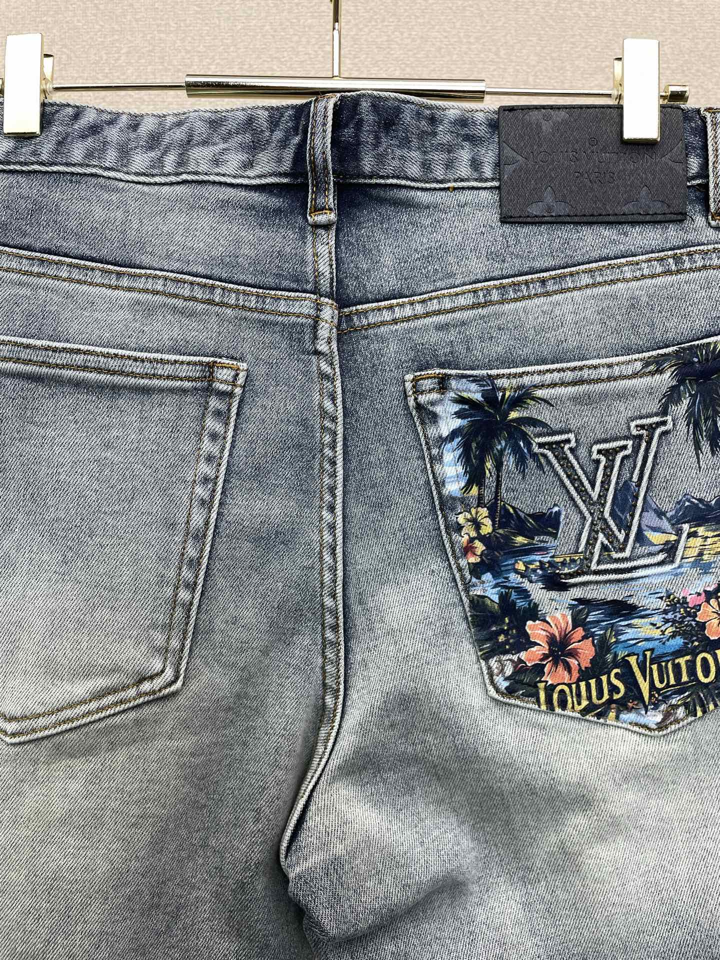 。Louis Vuitton路易威登💥砸锅卖铁都要上的新款新款 休闲牛仔短裤 高端版本！专柜定制面料 透