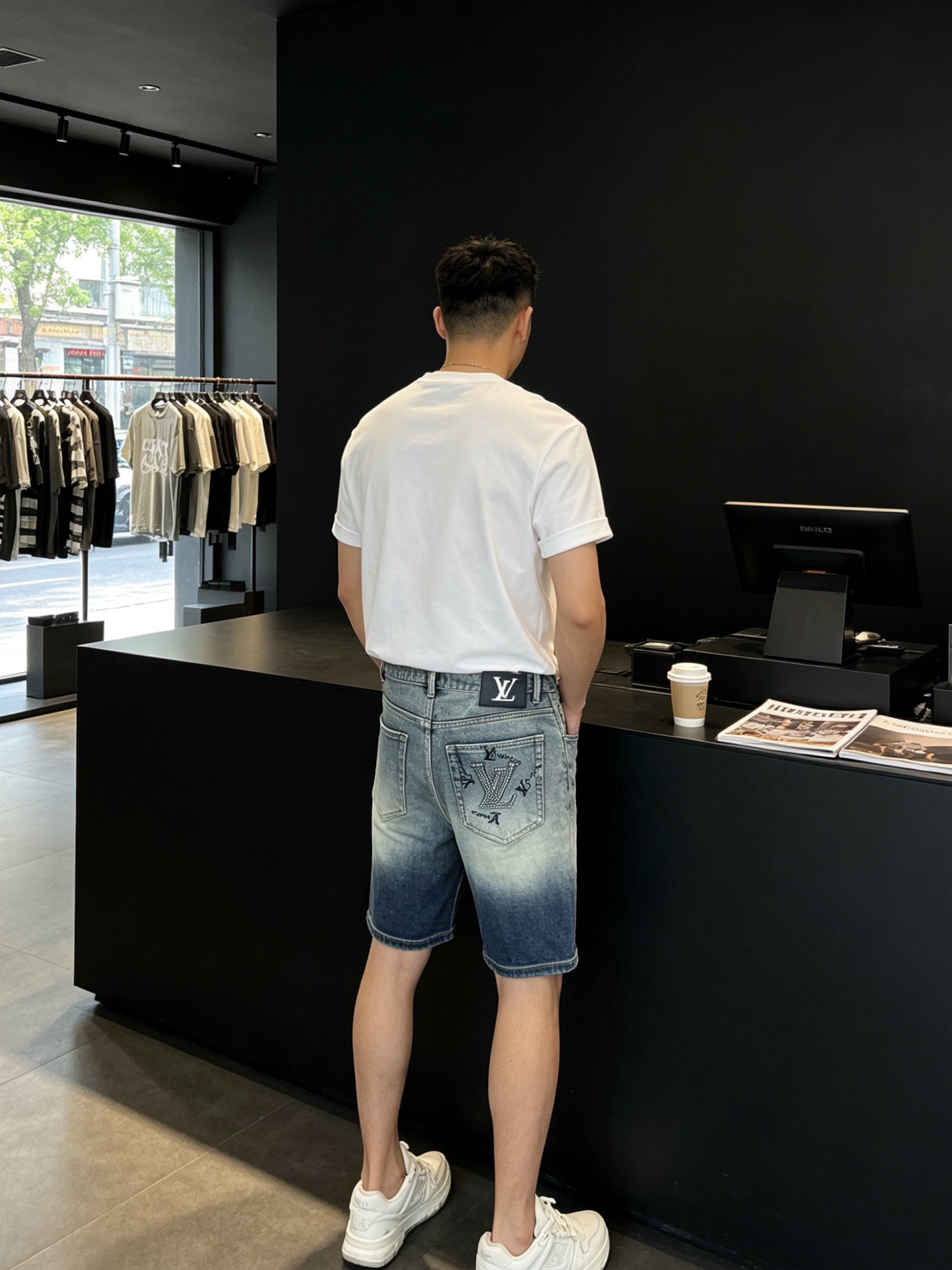 。Louis Vuitton路易威登💥砸锅卖铁都要上的新款新款 休闲牛仔短裤 高端版本！专柜定制面料 透