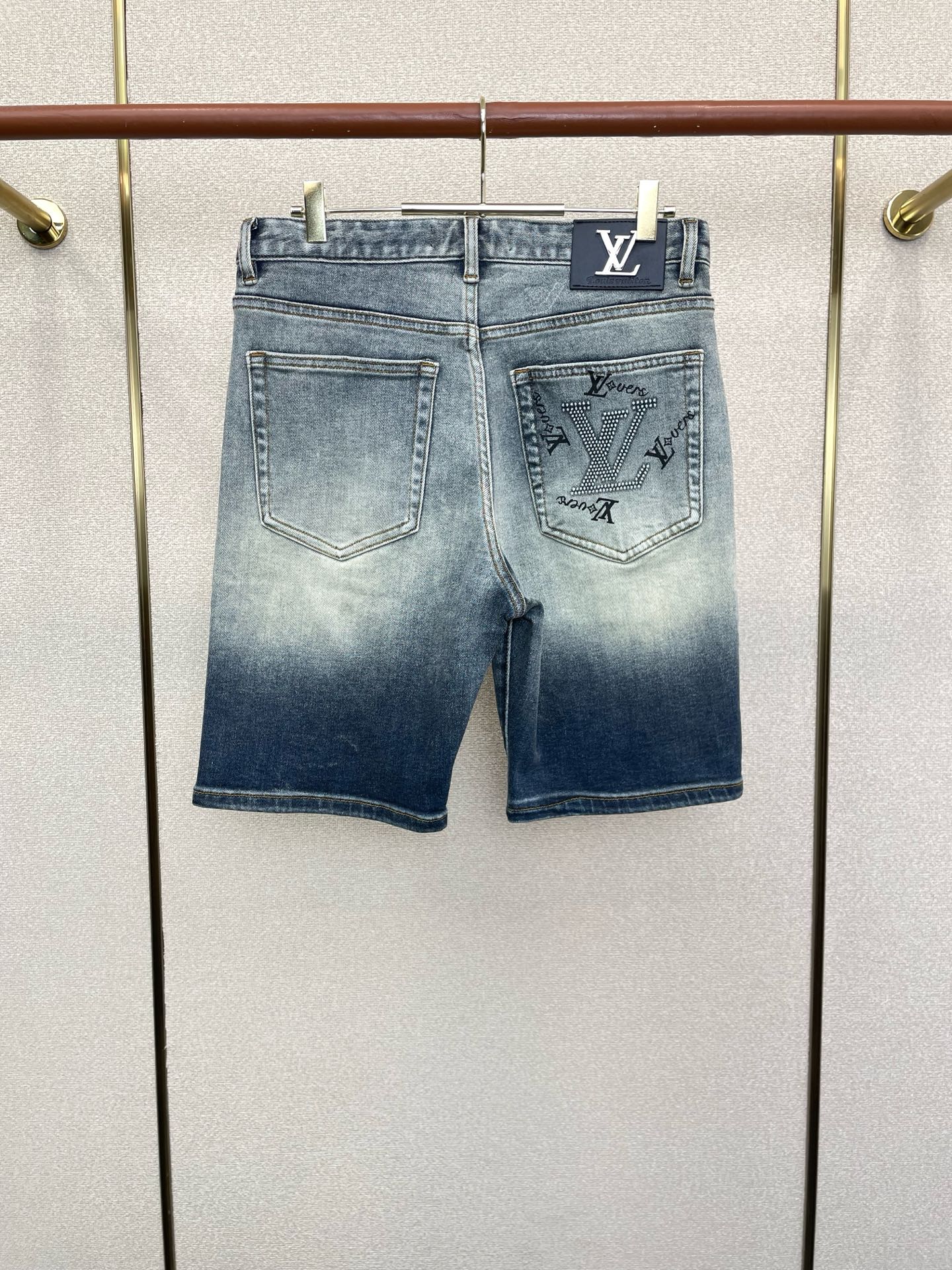 。Louis Vuitton路易威登💥砸锅卖铁都要上的新款新款 休闲牛仔短裤 高端版本！专柜定制面料 透