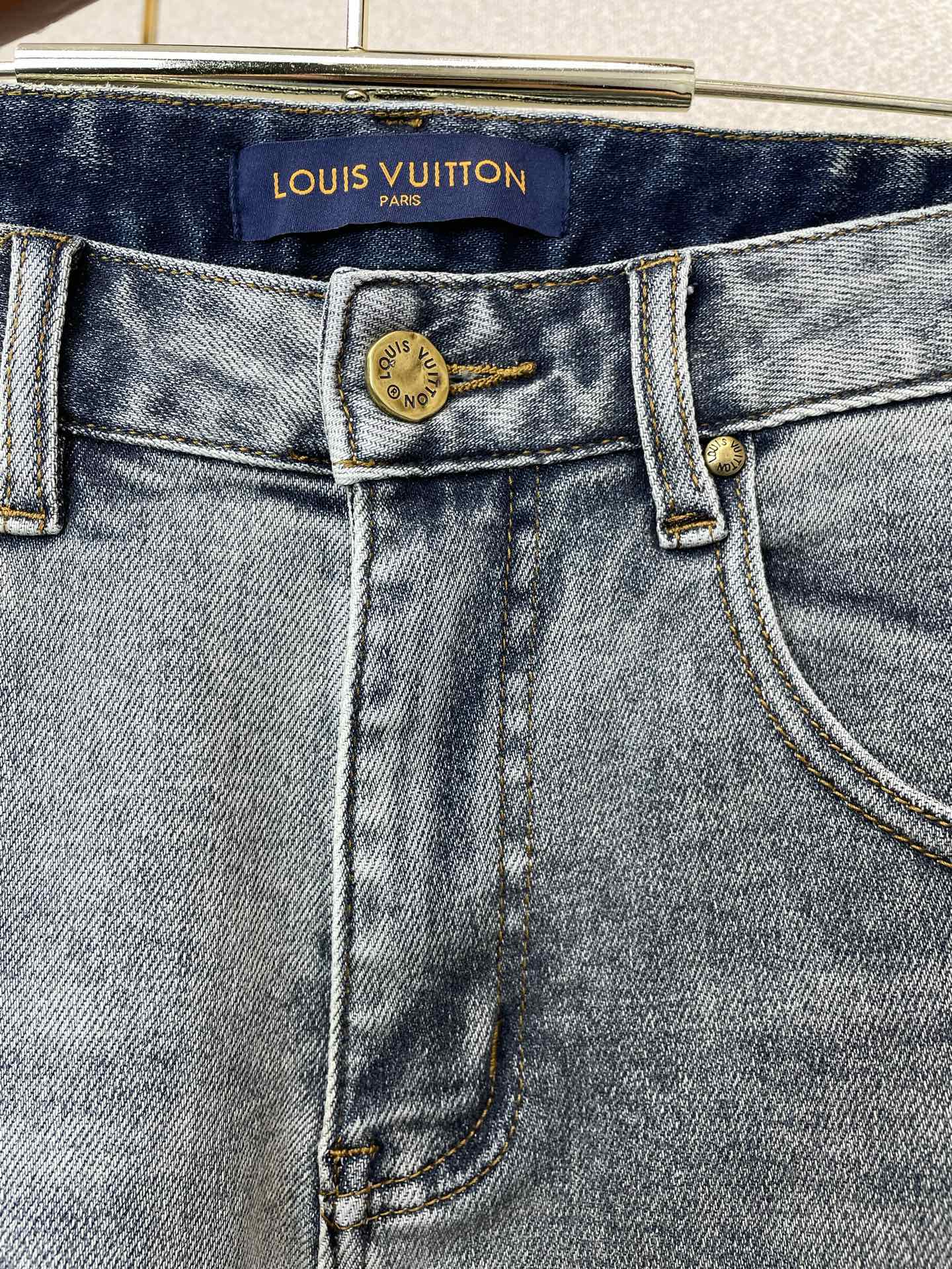 。Louis Vuitton路易威登💥砸锅卖铁都要上的新款新款 休闲牛仔短裤 高端版本！专柜定制面料 透