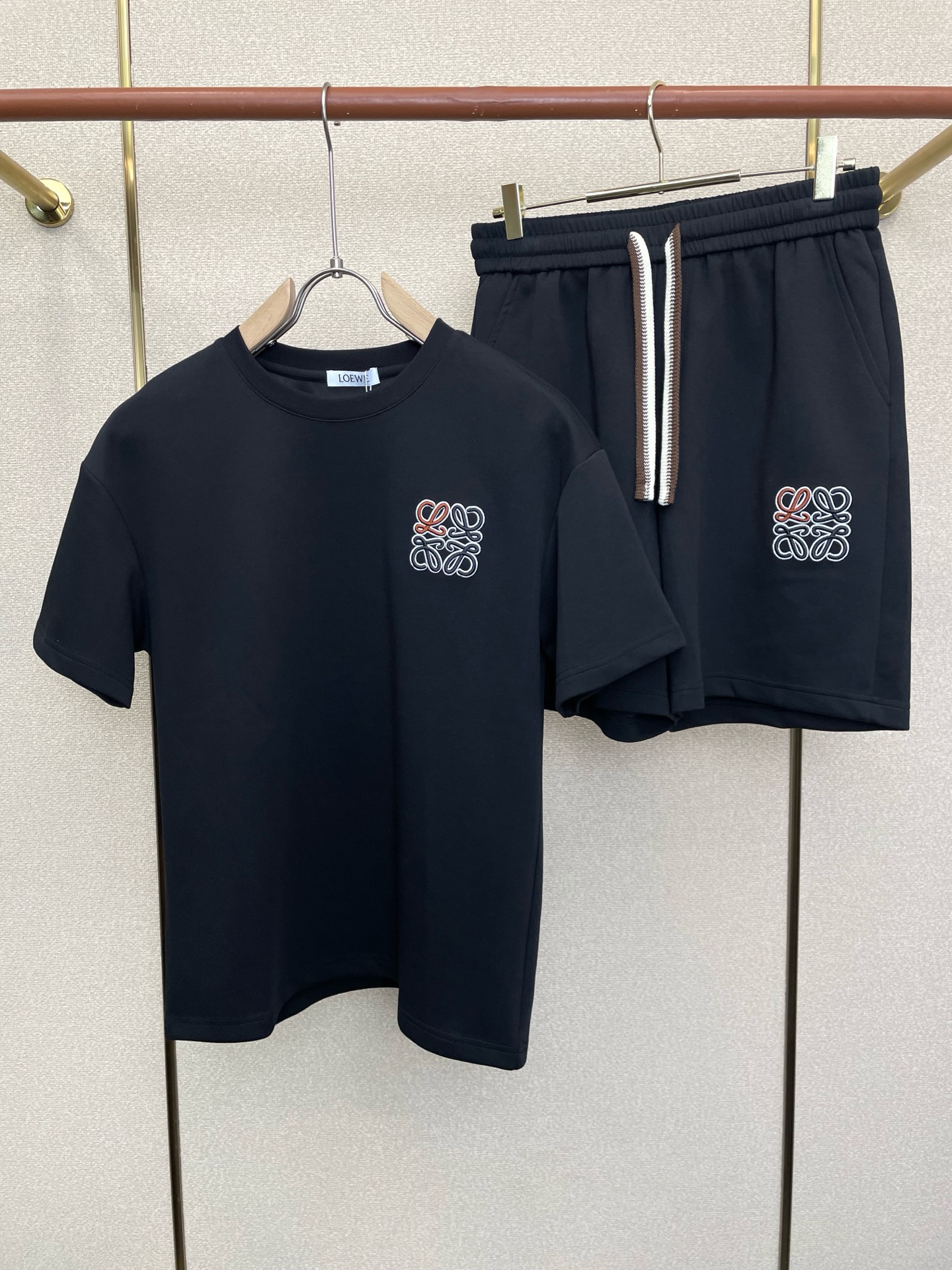 /套。LOEWE罗意威💥砸锅卖铁都要上的新款爆款男士短袖套装。潮人必备单品。高级定制进口面料，超级柔软舒