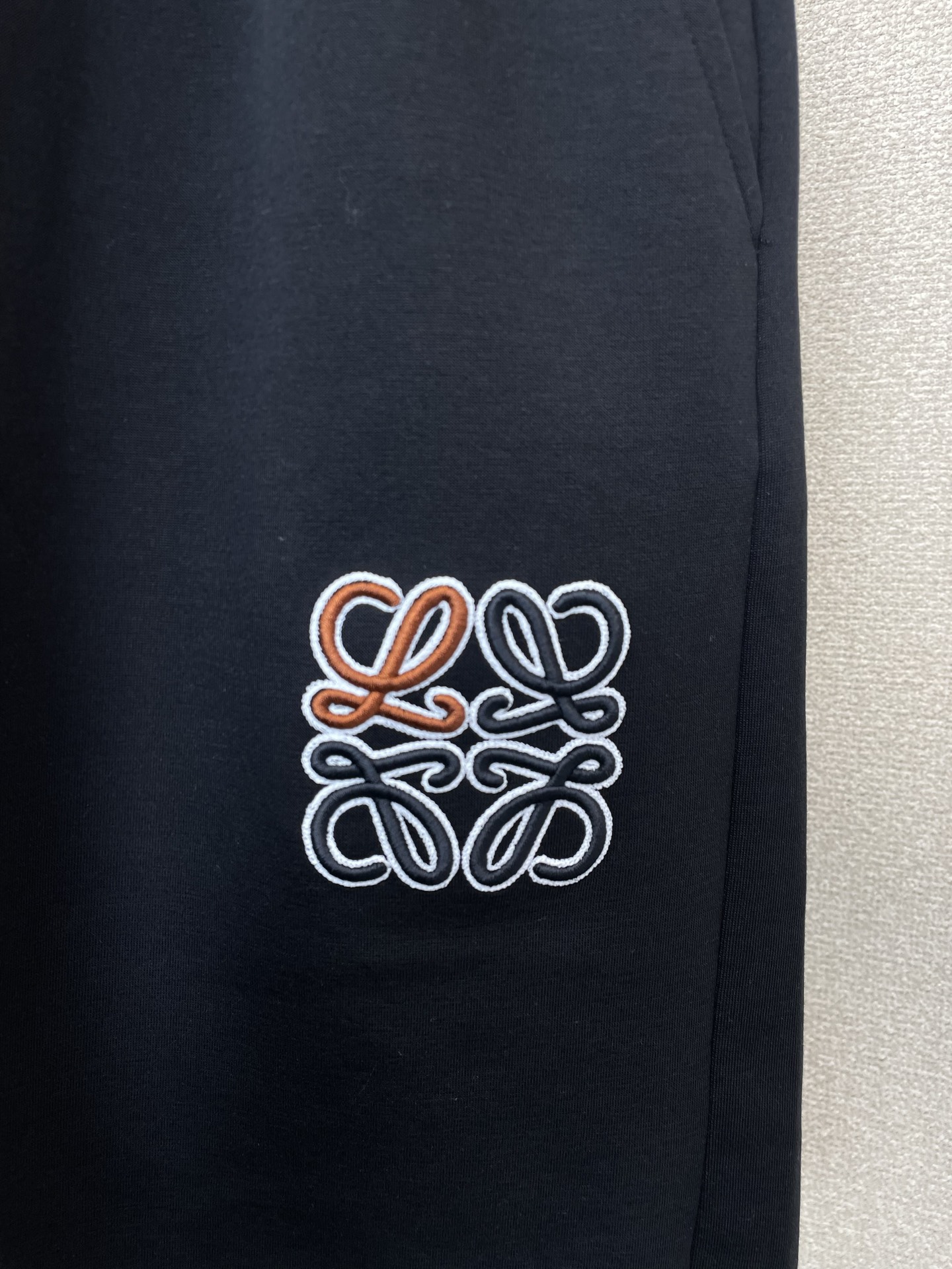 /套。LOEWE罗意威💥砸锅卖铁都要上的新款爆款男士短袖套装。潮人必备单品。高级定制进口面料，超级柔软舒