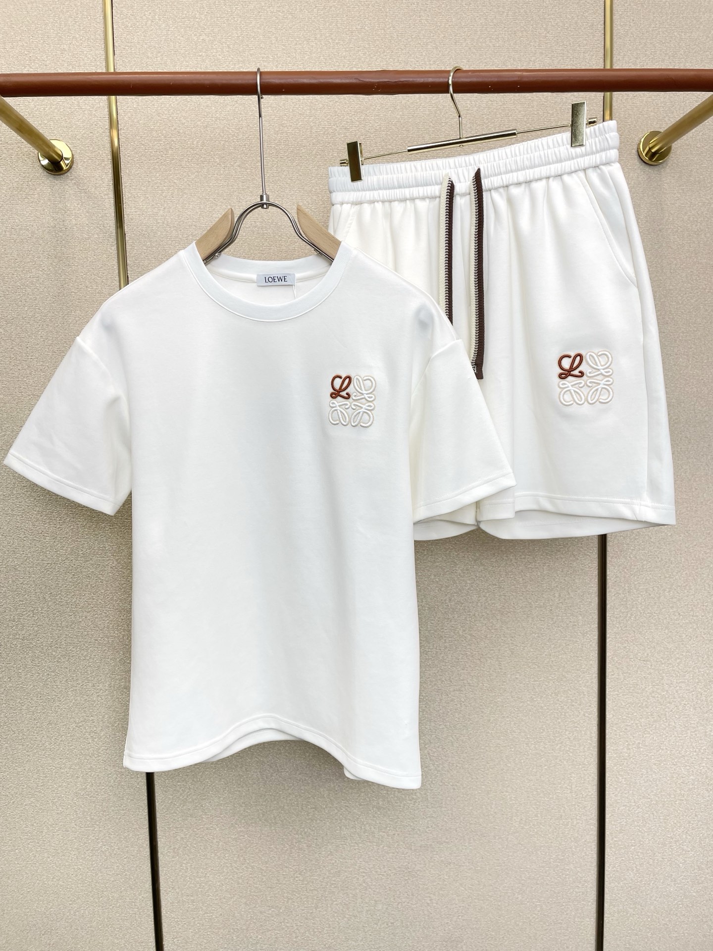 /套。LOEWE罗意威💥砸锅卖铁都要上的新款爆款男士短袖套装。潮人必备单品。高级定制进口面料，超级柔软舒