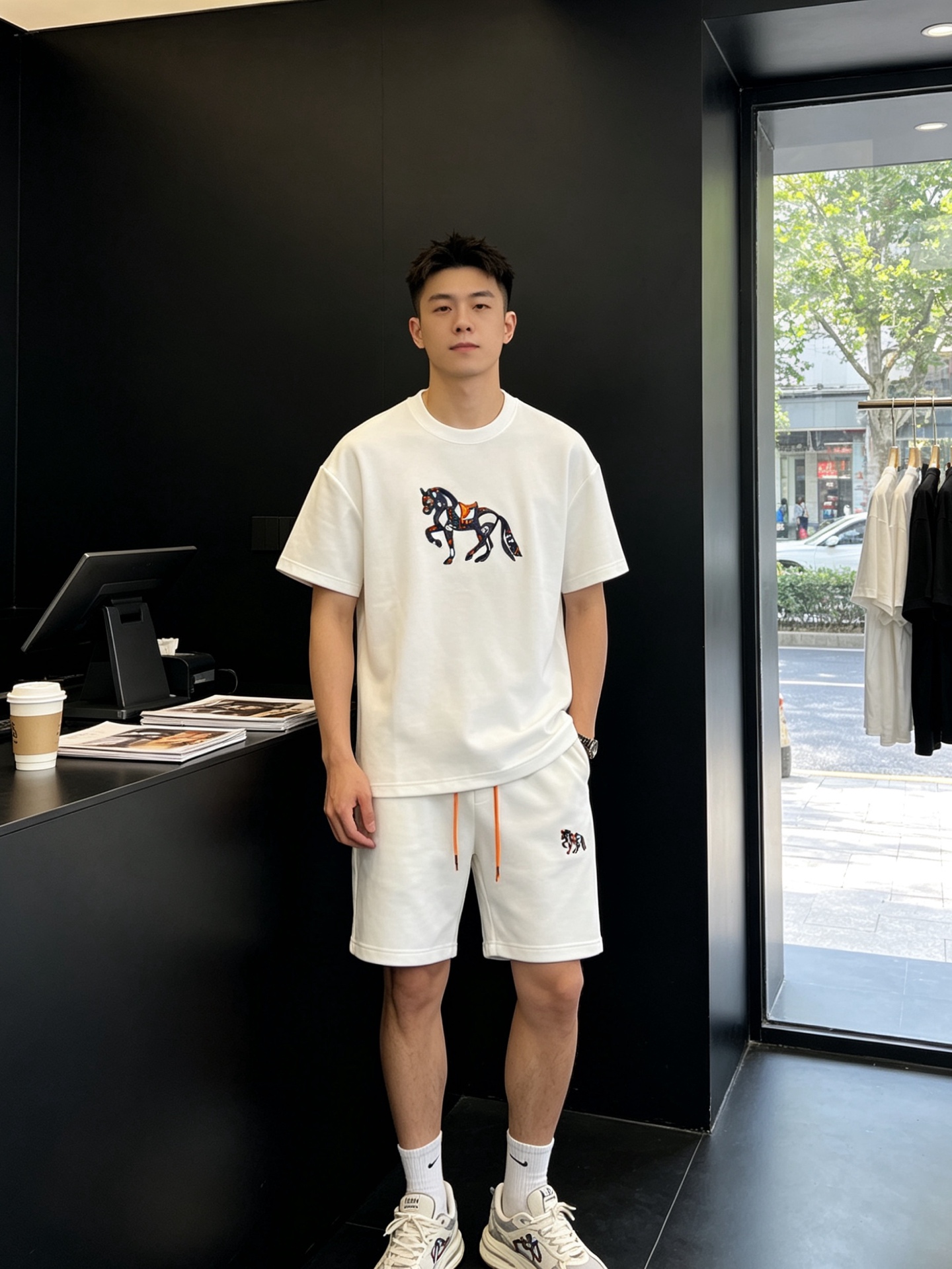 NO:874305,/Set. Hermès Hermès is a must-have new and new counter set of the same style. Breathable, comfortable and casual!  Full of high-end feel!  The details are exquisite and high-end, and the workmanship is impeccable!  The original high-end fabric is very high-end!  The fabric is soft, delicate and comfortable, moisture-absorbent, quick-drying and breathable, neat and stylish. Size M-3XL,,hermes,hermes,19860909/套.Hermès爱马仕 砸锅卖铁都要上的新款新款专柜同款套装 透气舒适休闲！高级感满满！细节精致高档,做工无可挑剔！原版高端面料很显高级！面料柔软细腻舒适 吸湿速干透气,利落有型.码数M-3XL,,hermes,hermes,,Men's clothing