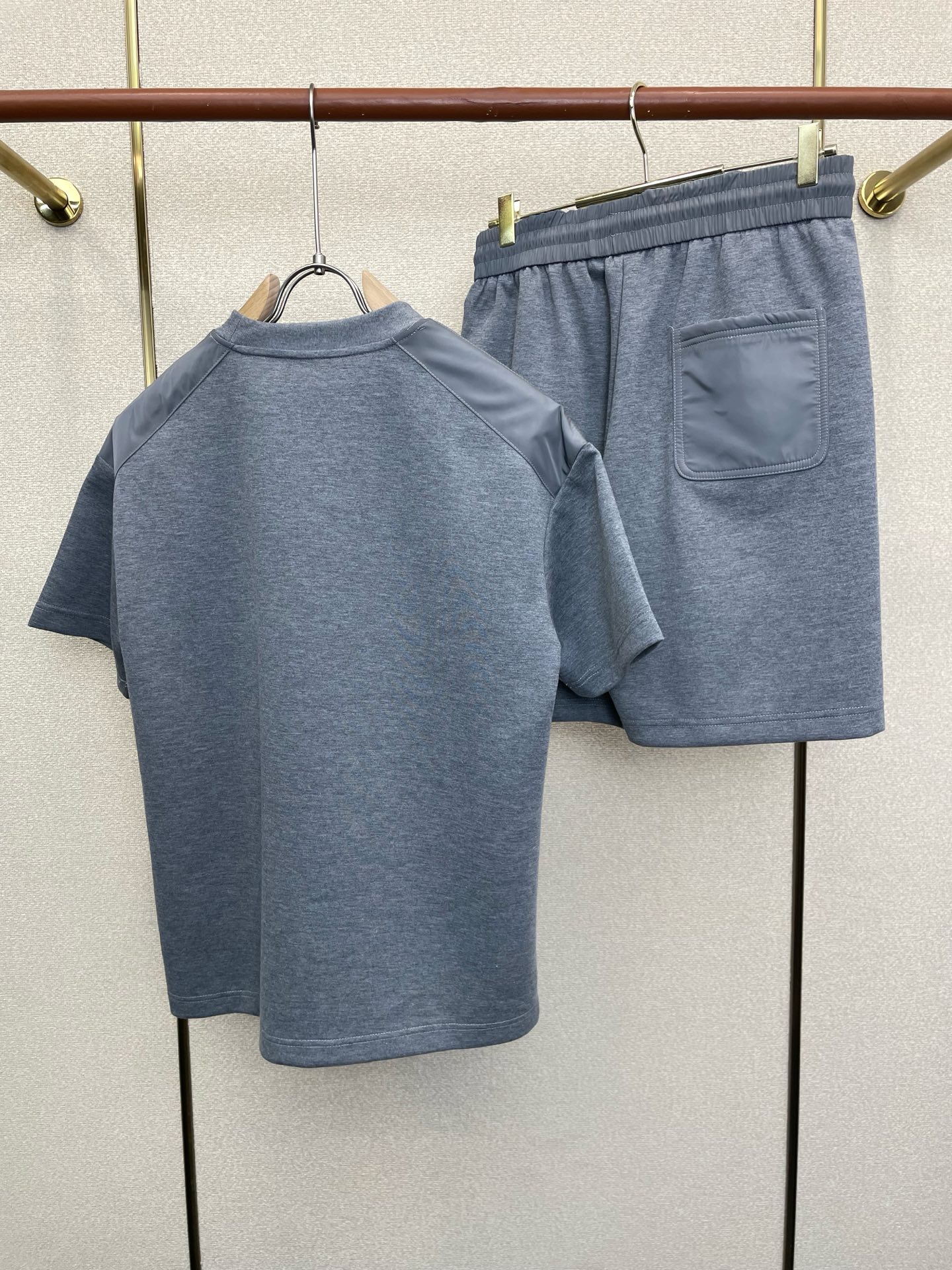 /套。Prada普拉达💥砸锅卖铁都要上的新款爆款男士短袖套装。潮人必备单品。高级定制进口面料，超级柔软舒