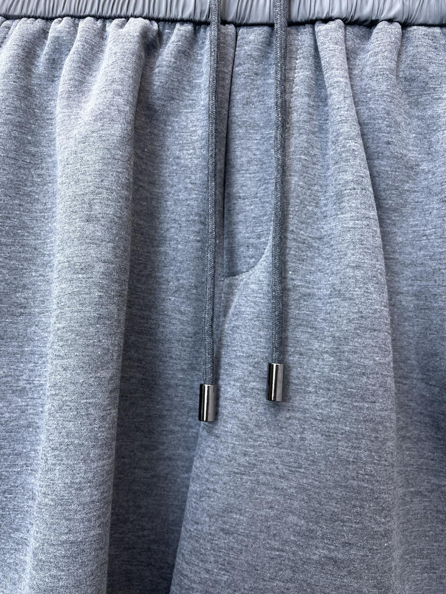 /套。Prada普拉达💥砸锅卖铁都要上的新款爆款男士短袖套装。潮人必备单品。高级定制进口面料，超级柔软舒