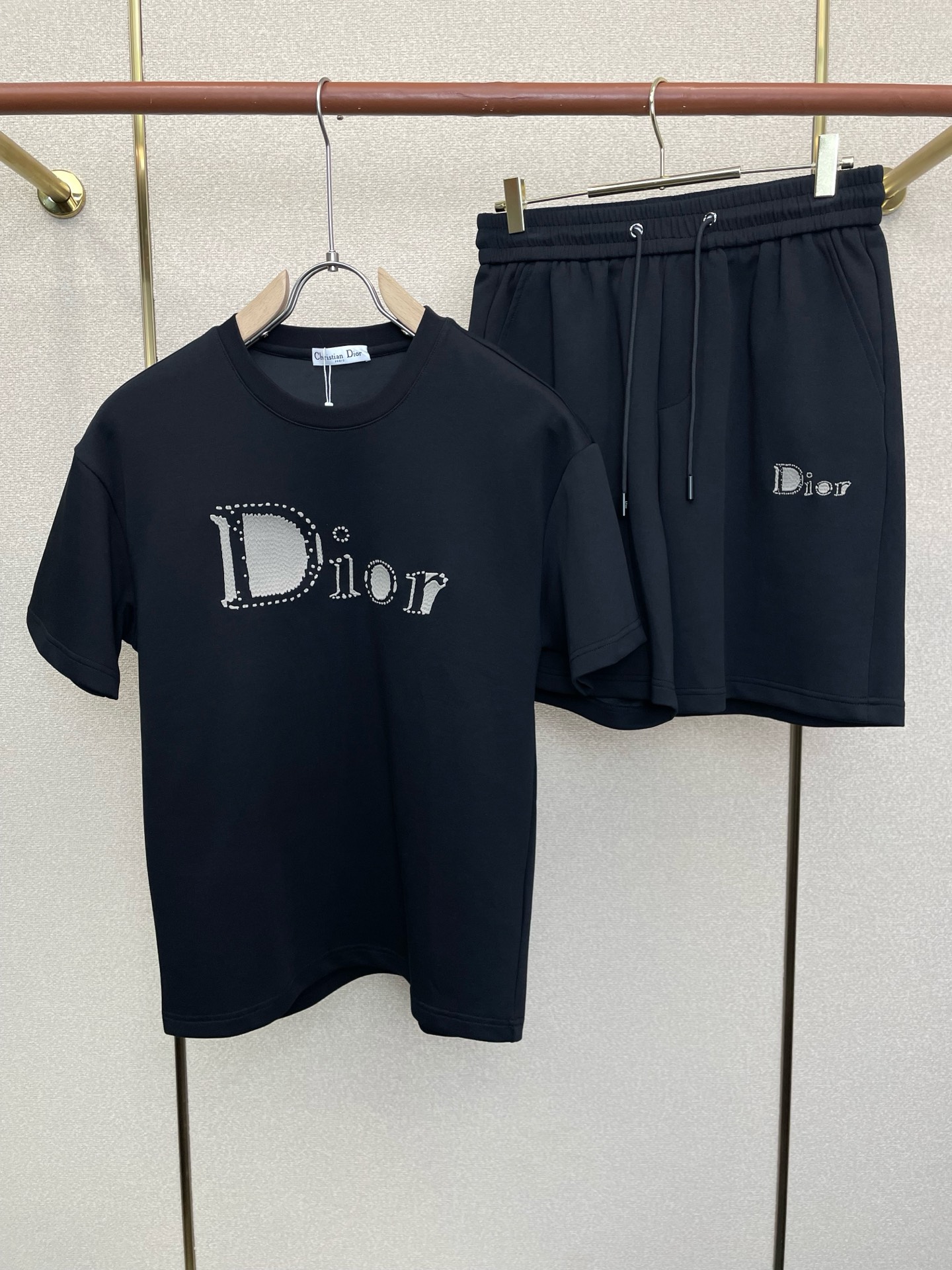 /套。Dior迪奥💥砸锅卖铁都要上的新款爆款男士短袖套装。潮人必备单品。高级定制进口面料，超级柔软舒适，