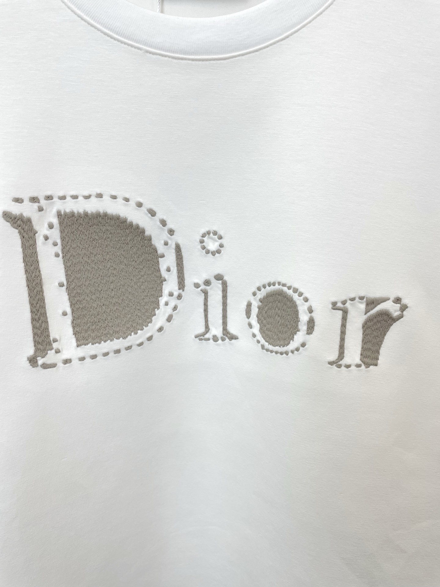 /套。Dior迪奥💥砸锅卖铁都要上的新款爆款男士短袖套装。潮人必备单品。高级定制进口面料，超级柔软舒适，