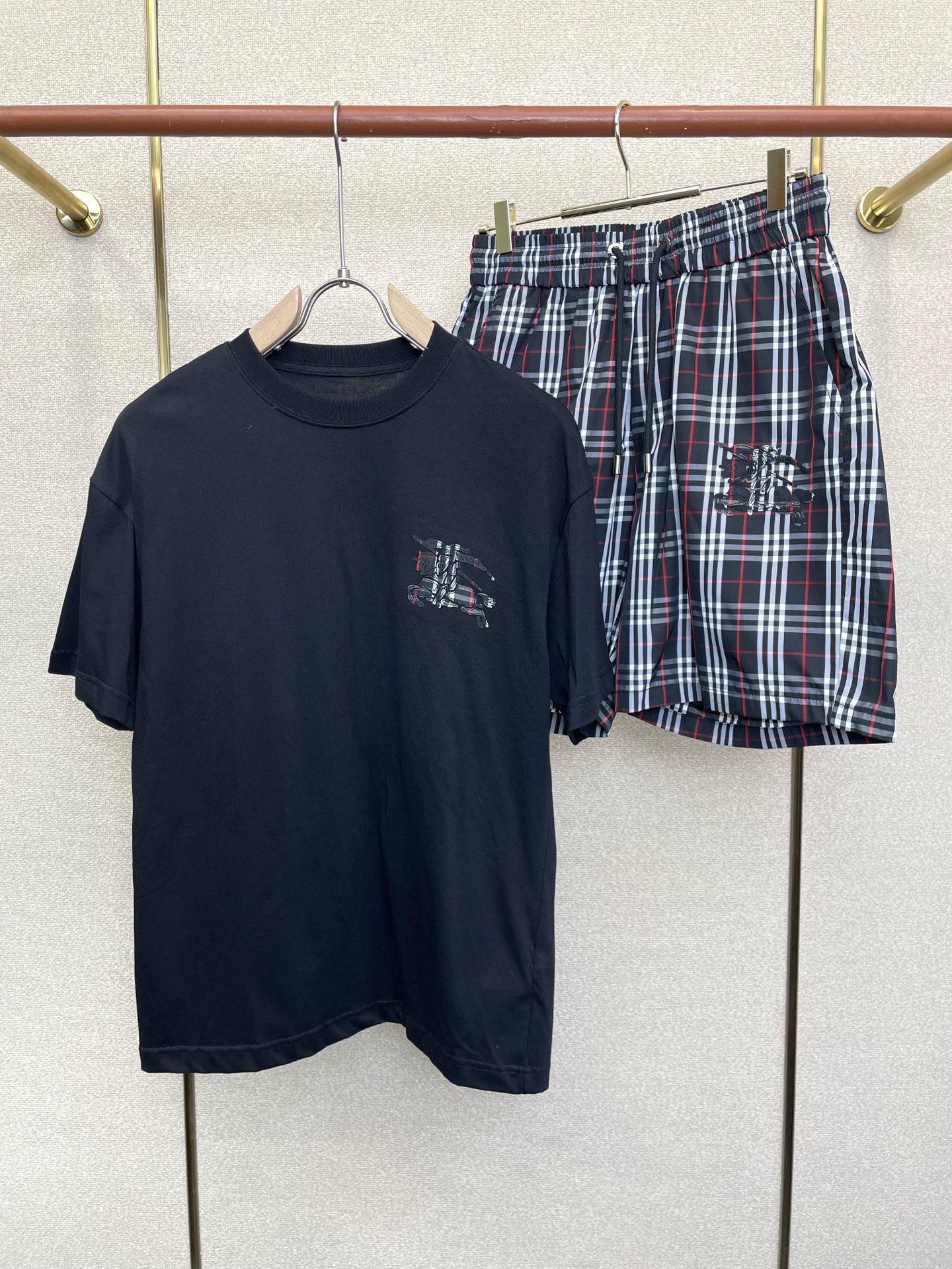 /套。Burberry巴宝莉💥砸锅卖铁都要上的新款爆款男士短袖套装。潮人必备单品。高级定制进口面料，超级