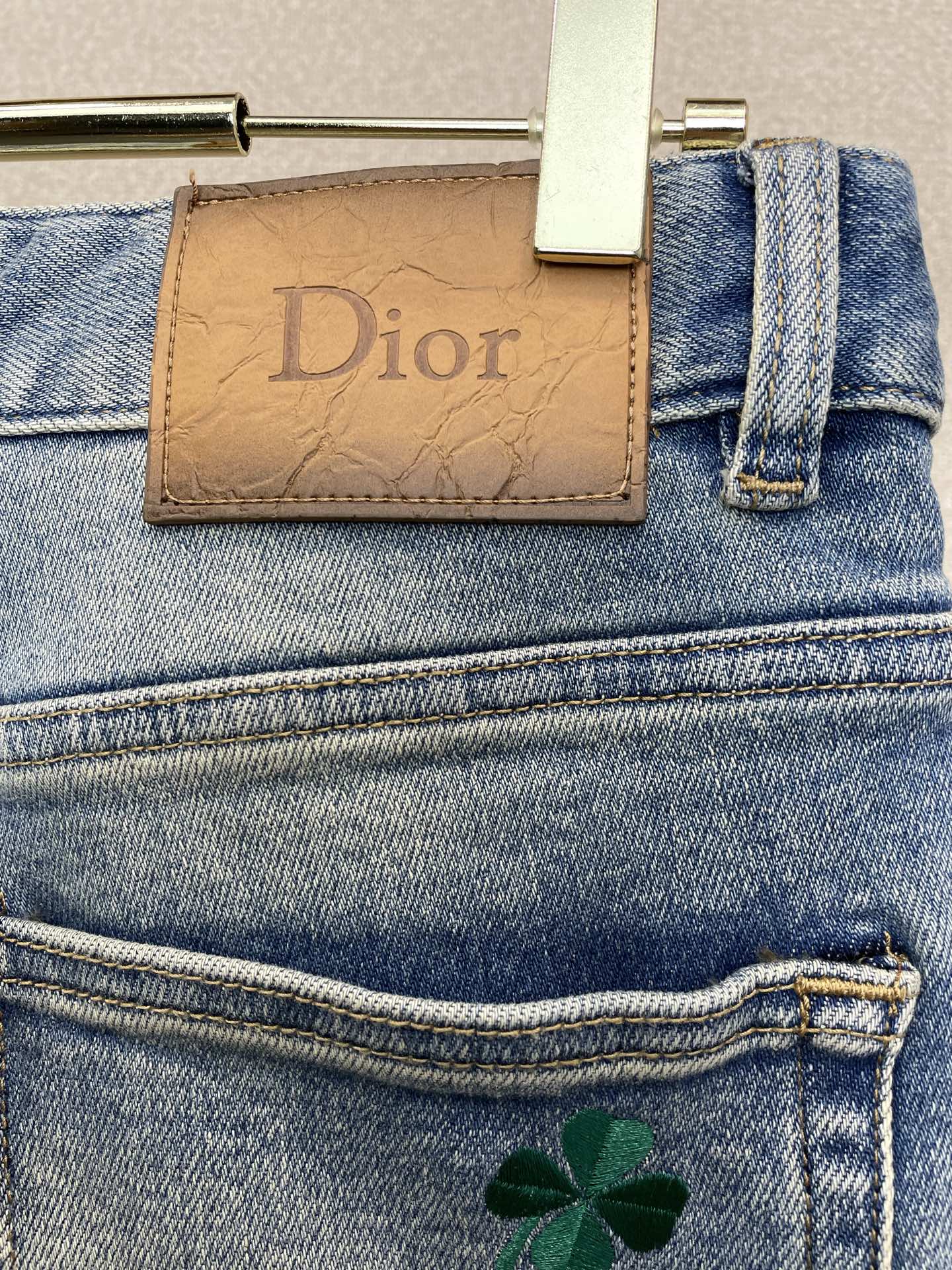 。Dior迪奥💥砸锅卖铁都要上的新款新款休闲牛仔短裤🩳高端版本！专柜定制面料 透气舒适度高，细节无可挑剔