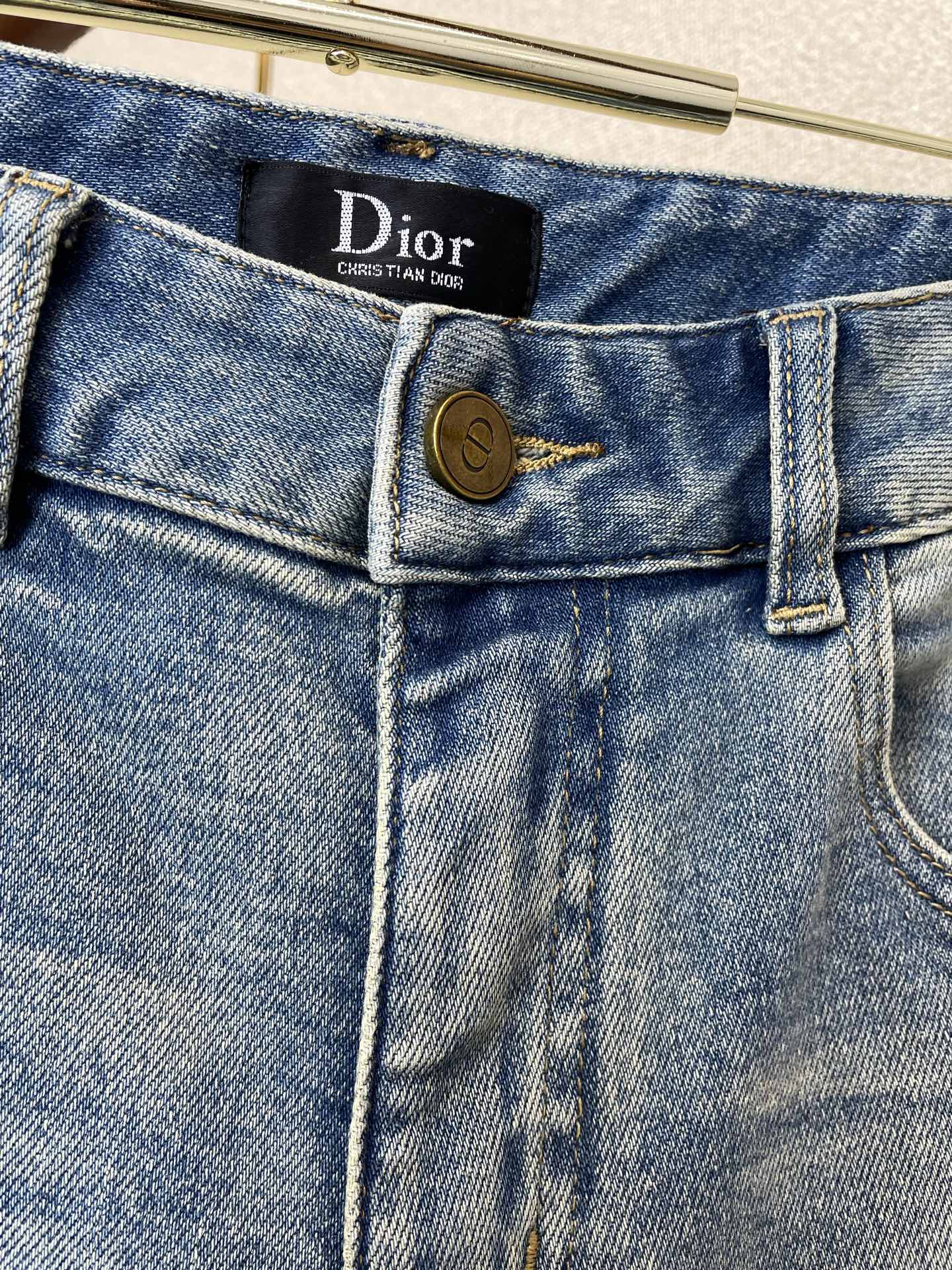 。Dior迪奥💥砸锅卖铁都要上的新款新款休闲牛仔短裤🩳高端版本！专柜定制面料 透气舒适度高，细节无可挑剔