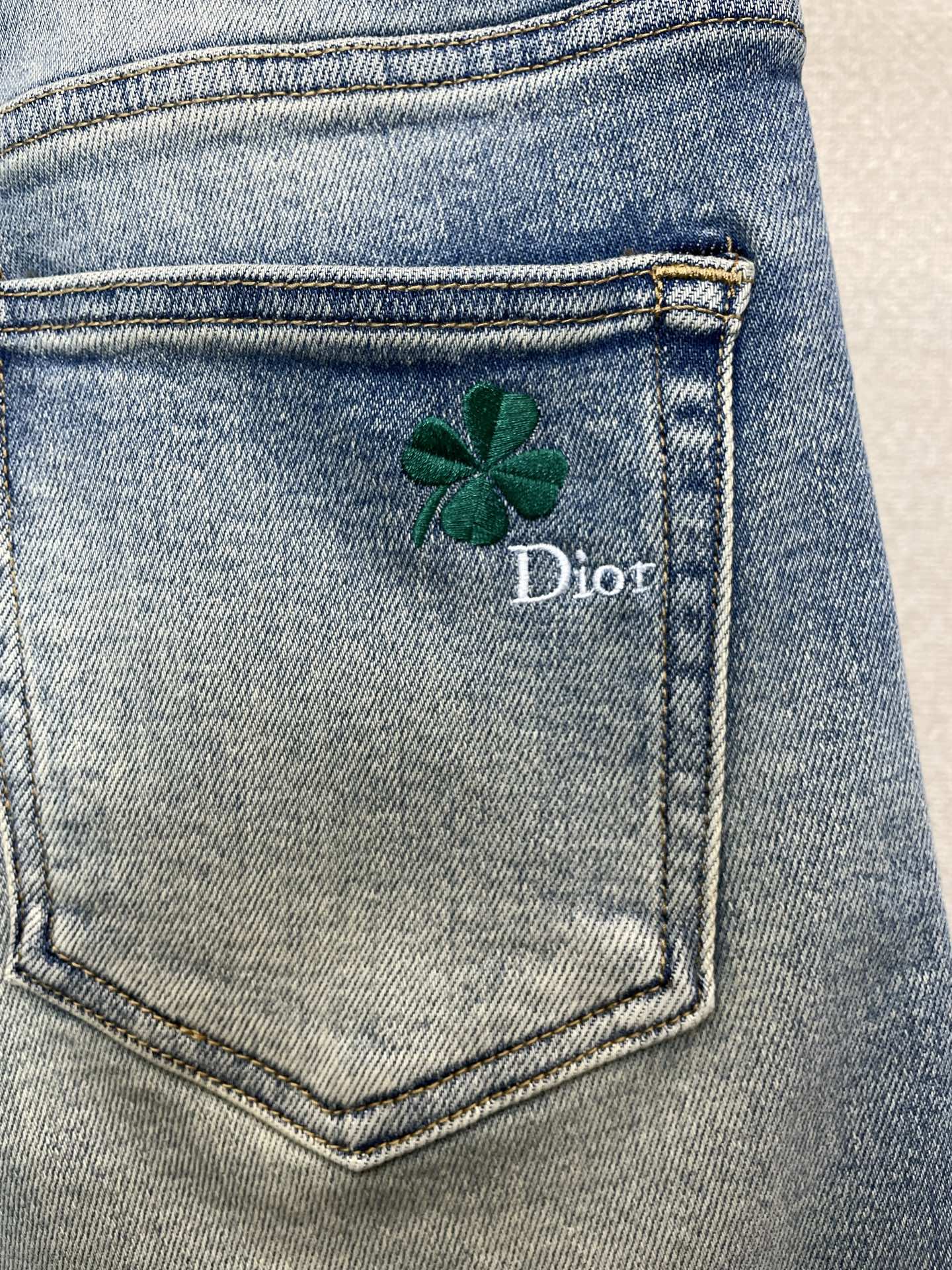 。Dior迪奥💥砸锅卖铁都要上的新款新款休闲牛仔短裤🩳高端版本！专柜定制面料 透气舒适度高，细节无可挑剔