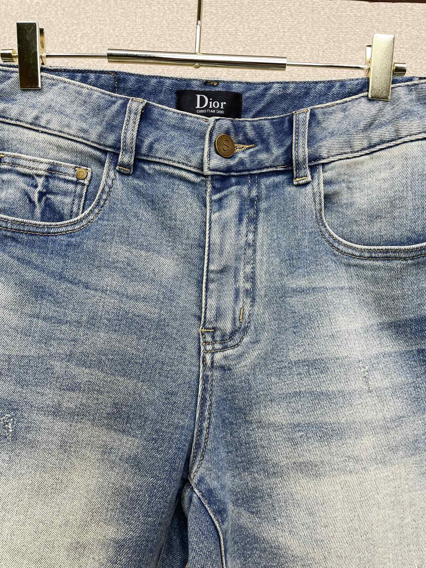 。Dior迪奥💥砸锅卖铁都要上的新款新款休闲牛仔短裤🩳高端版本！专柜定制面料 透气舒适度高，细节无可挑剔