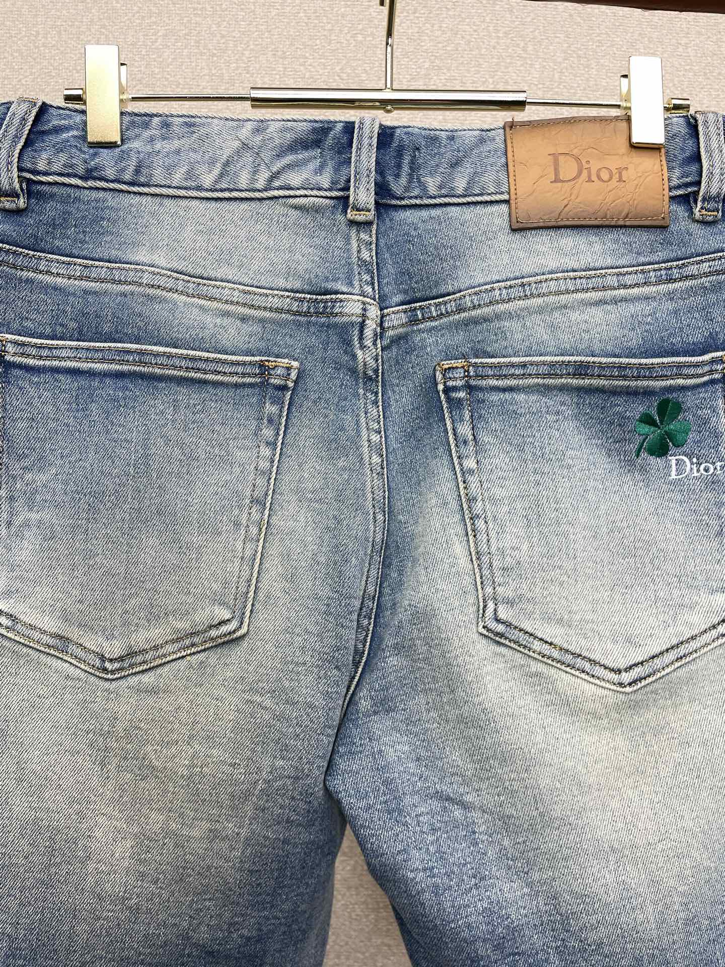 。Dior迪奥💥砸锅卖铁都要上的新款新款休闲牛仔短裤🩳高端版本！专柜定制面料 透气舒适度高，细节无可挑剔