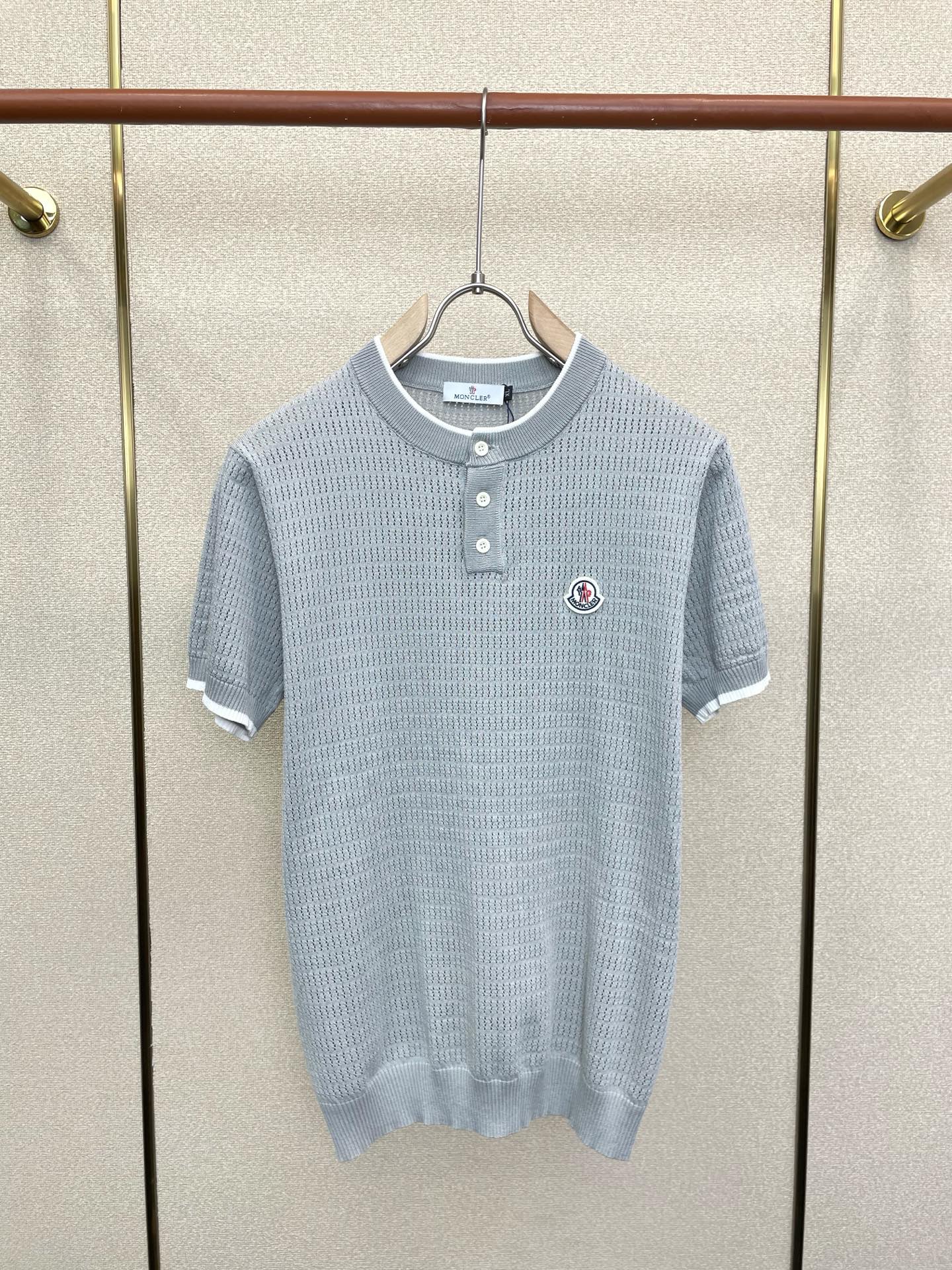 NO:875674,.Moncler Moncler Men's Men's Casual Short Sleeves are exclusively available for new models. High-end customization. High version. Fashionable and versatile imported fabrics. Super soft and delicate feel. Skin-friendly and comfortable to wear. High-end boutique. The upper body is finely made by the factory. It is a must-have item for men. Three standards are complete. Size M-3XL, Moncler, T-shirt,19860909.Moncler蒙口独家专供新款原单男士休闲短袖 高端定制 高版本 时尚百搭爆款进口面料 手感超柔软细腻 穿着亲肤舒适 高端精品 代工厂精细做上身非常赞 男士必备单品 三标齐全 码数M-3XL,,Moncler,T-shirt,,Men's clothing