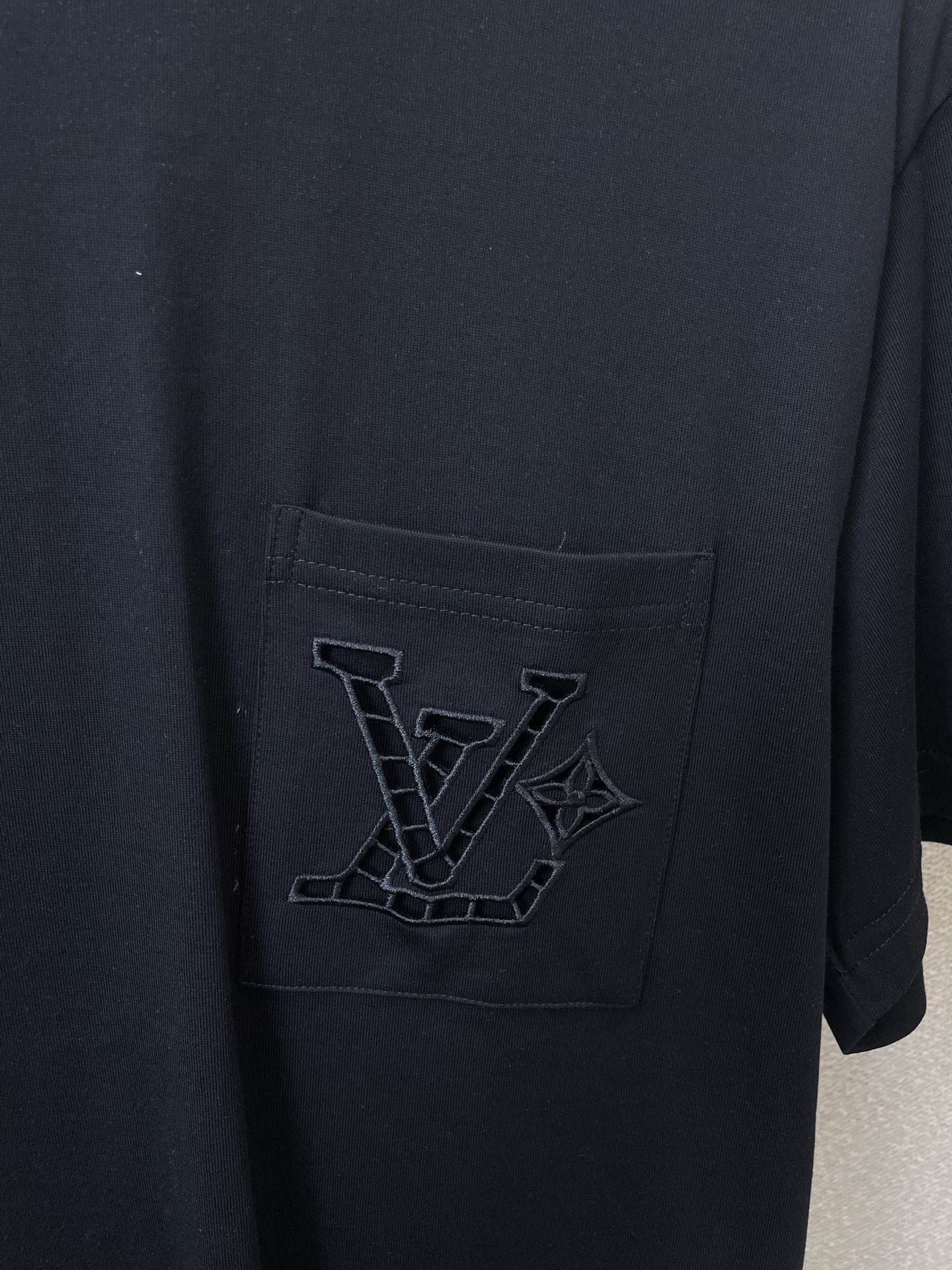 。Louis Vuitton路易威登💥砸锅卖铁都要上的新款新款原单男士休闲短袖 高端定制 高版本 时尚百
