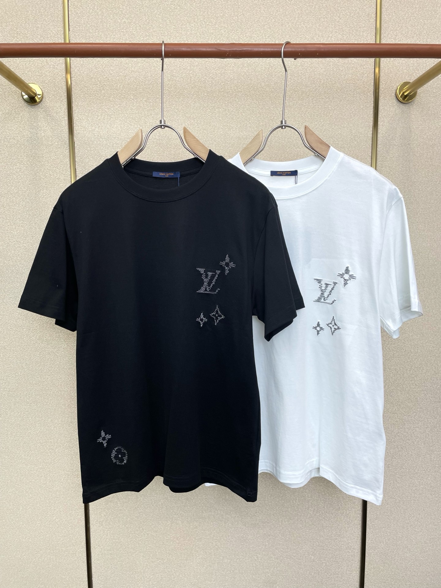 。Louis Vuitton路易威登💥砸锅卖铁都要上的新款新款原单男士休闲短袖 高端定制 高版本 时尚百