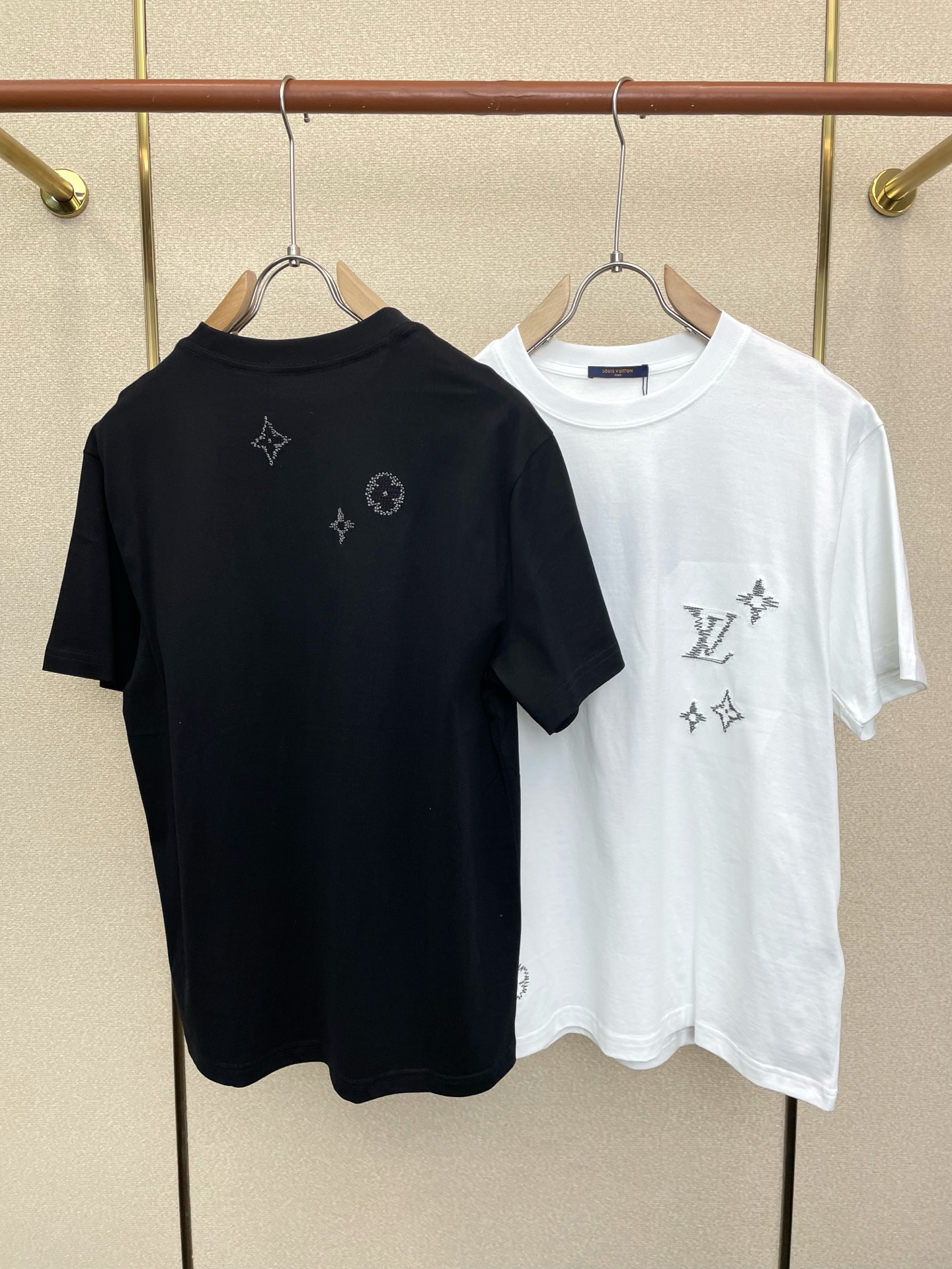 。Louis Vuitton路易威登💥砸锅卖铁都要上的新款新款原单男士休闲短袖 高端定制 高版本 时尚百
