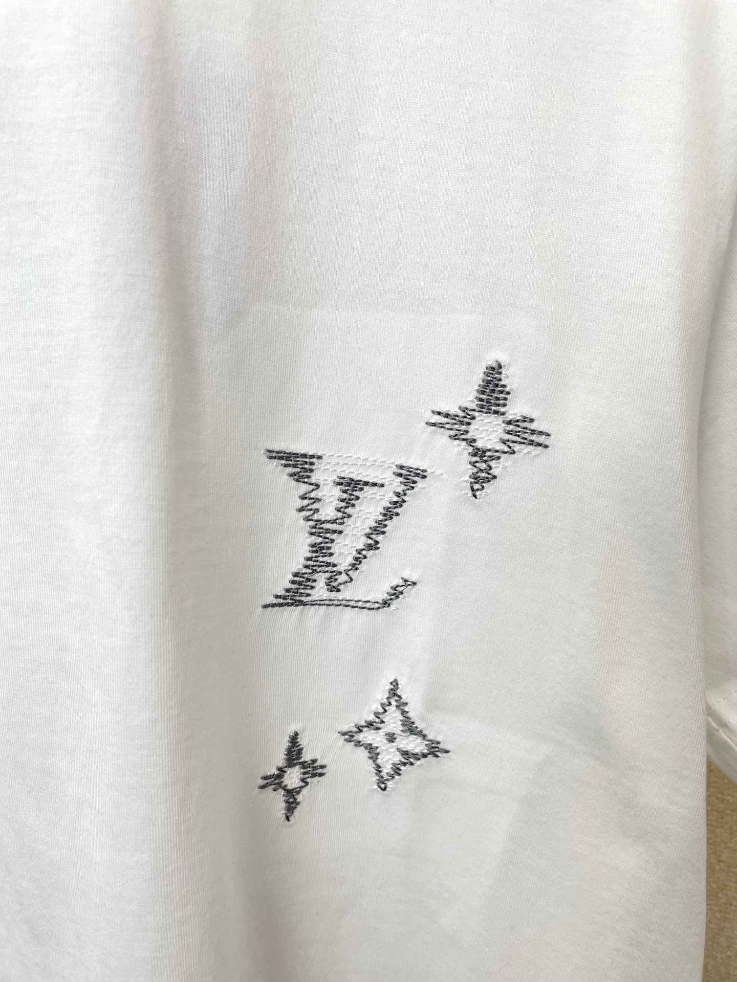 。Louis Vuitton路易威登💥砸锅卖铁都要上的新款新款原单男士休闲短袖 高端定制 高版本 时尚百