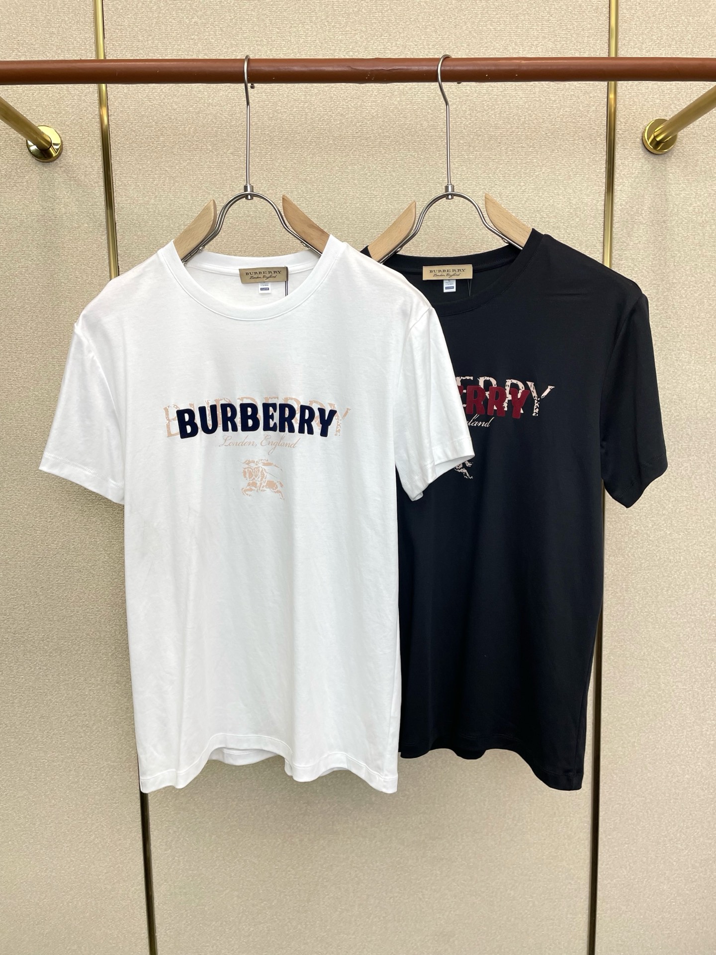。Burberry巴宝莉💥砸锅卖铁都要上的新款新款原单男士休闲短袖 高端定制 高端版本 时尚百搭爆款⚠️