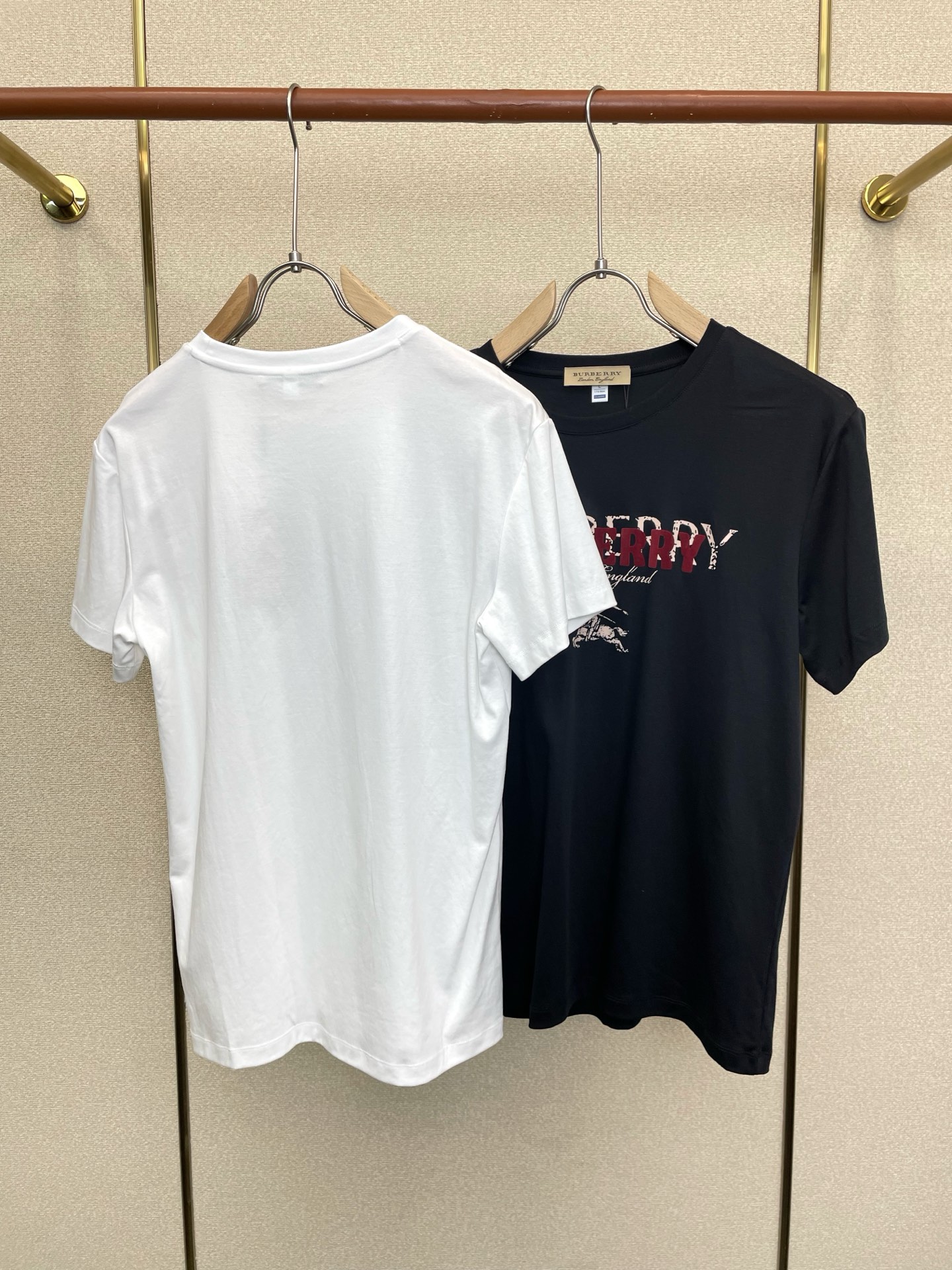。Burberry巴宝莉💥砸锅卖铁都要上的新款新款原单男士休闲短袖 高端定制 高端版本 时尚百搭爆款⚠️