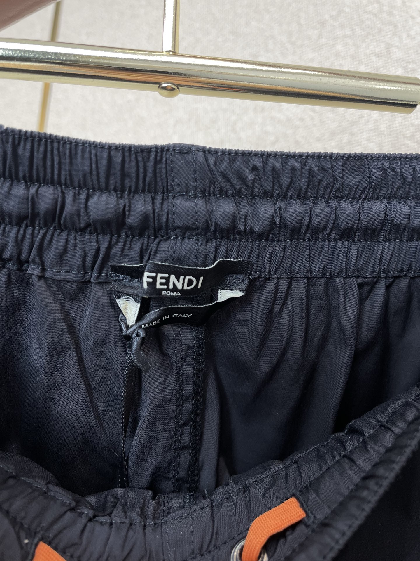 。FENDI芬迪💥砸锅卖铁都要上的新款新款休闲短裤 高端版本！专柜定制面料 透气舒适度高，细节无可挑剔，
