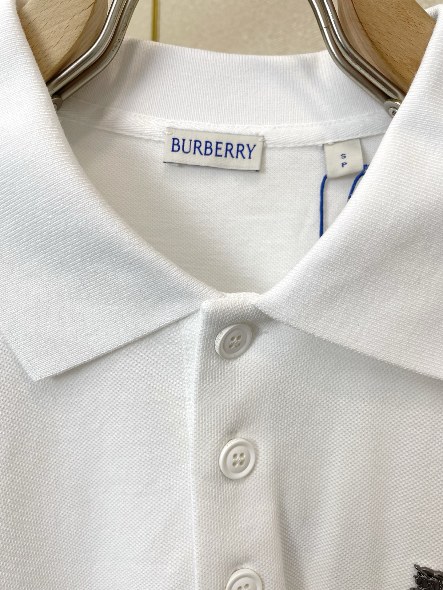 。Burberry巴宝莉💥砸锅卖铁都要上的新款新款休闲短袖 高端版本！专柜定制面料 透气舒适度高，细节无