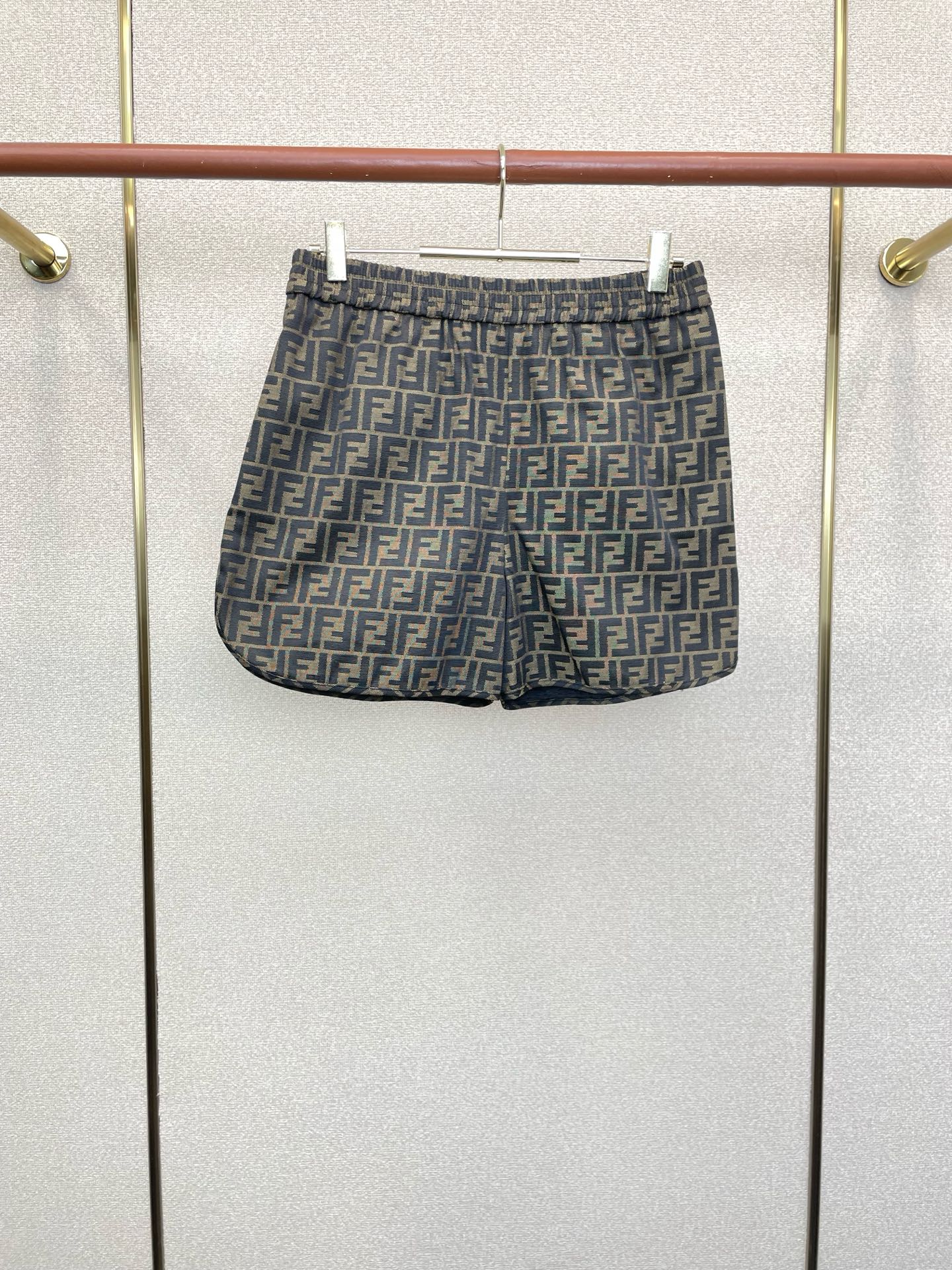 FENDI芬迪👚砸锅卖铁都要上的新款👚新款女装休闲短裤 满印休闲短裤 高端版本！独特设计 专柜定制面料 