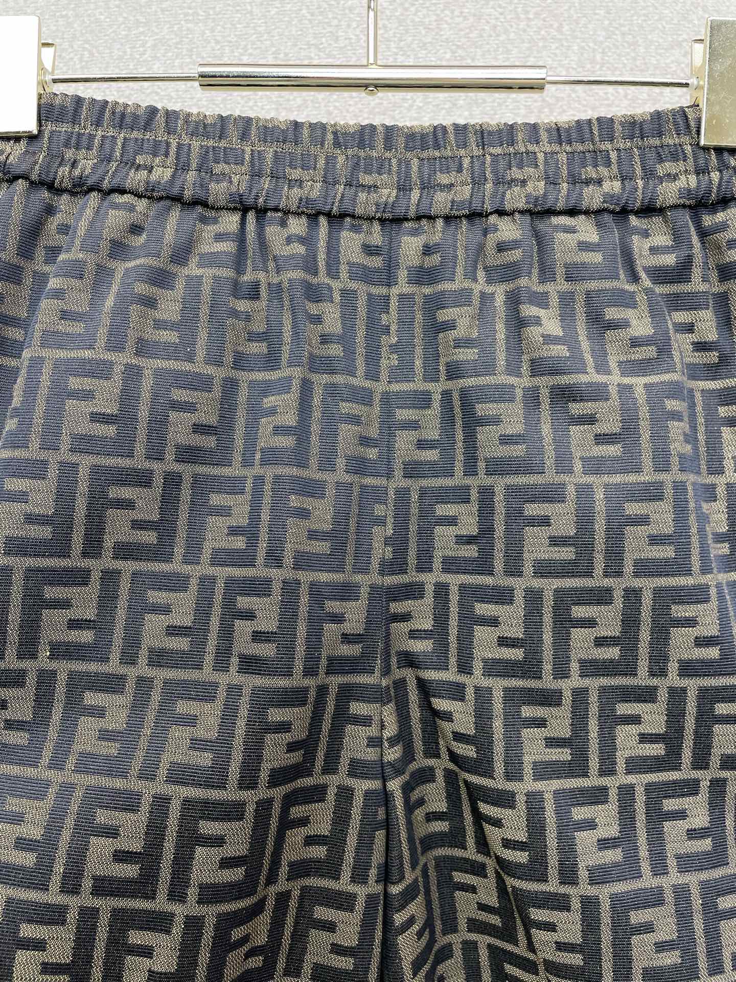 FENDI芬迪👚砸锅卖铁都要上的新款👚新款女装休闲短裤 满印休闲短裤 高端版本！独特设计 专柜定制面料 