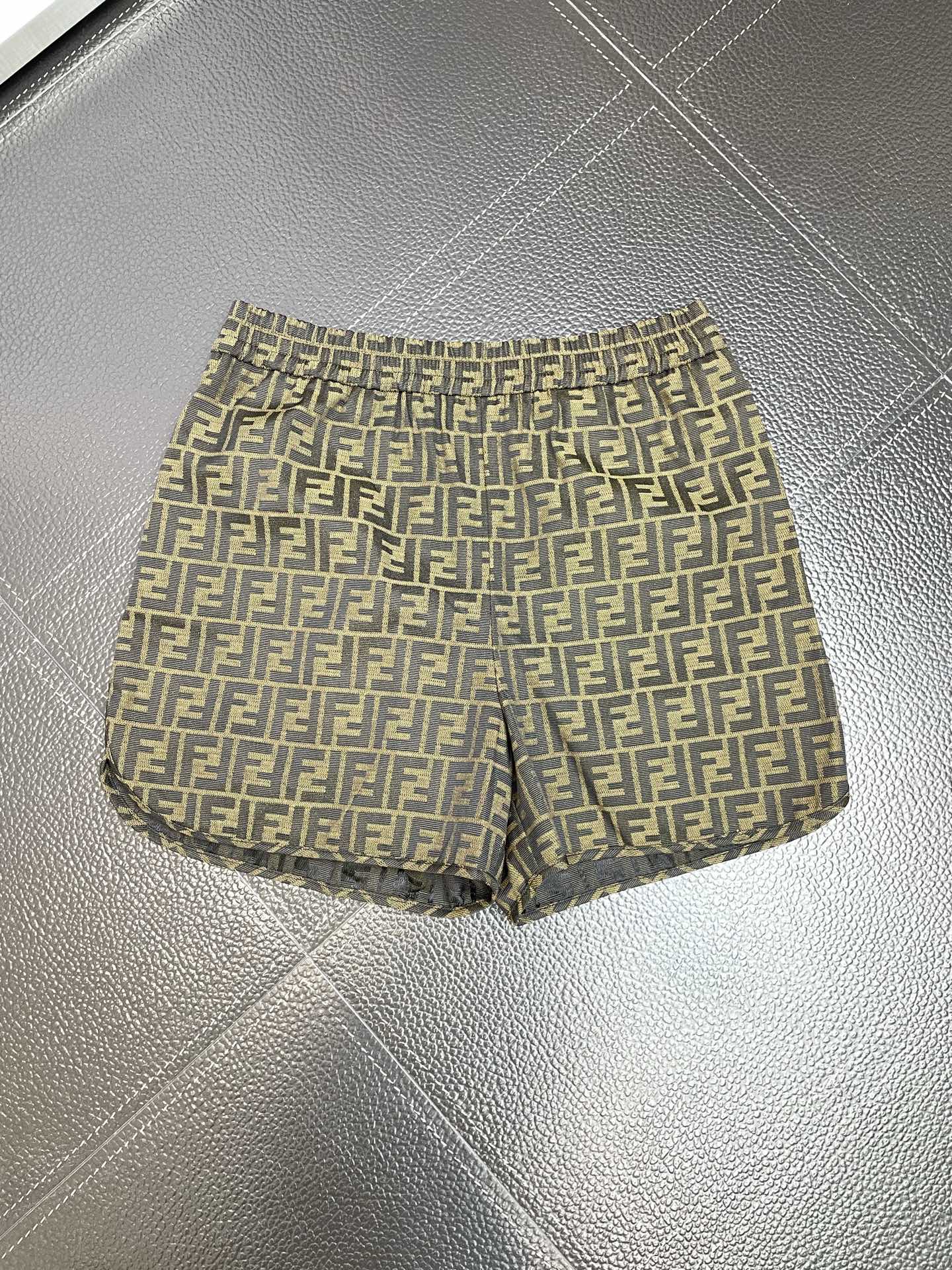 FENDI芬迪👚砸锅卖铁都要上的新款👚新款女装休闲短裤 满印休闲短裤 高端版本！独特设计 专柜定制面料 