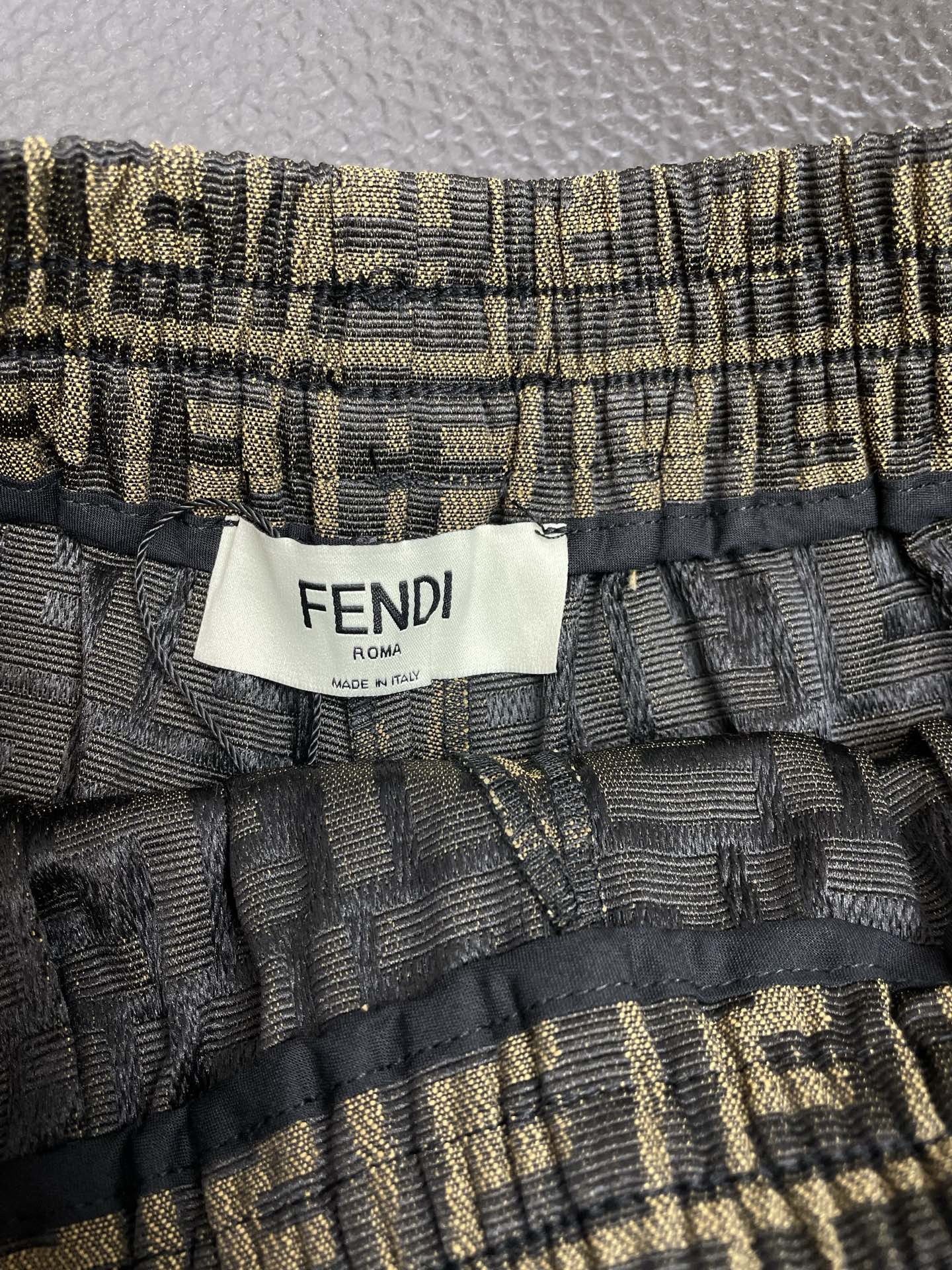 FENDI芬迪👚砸锅卖铁都要上的新款👚新款女装休闲短裤 满印休闲短裤 高端版本！独特设计 专柜定制面料 