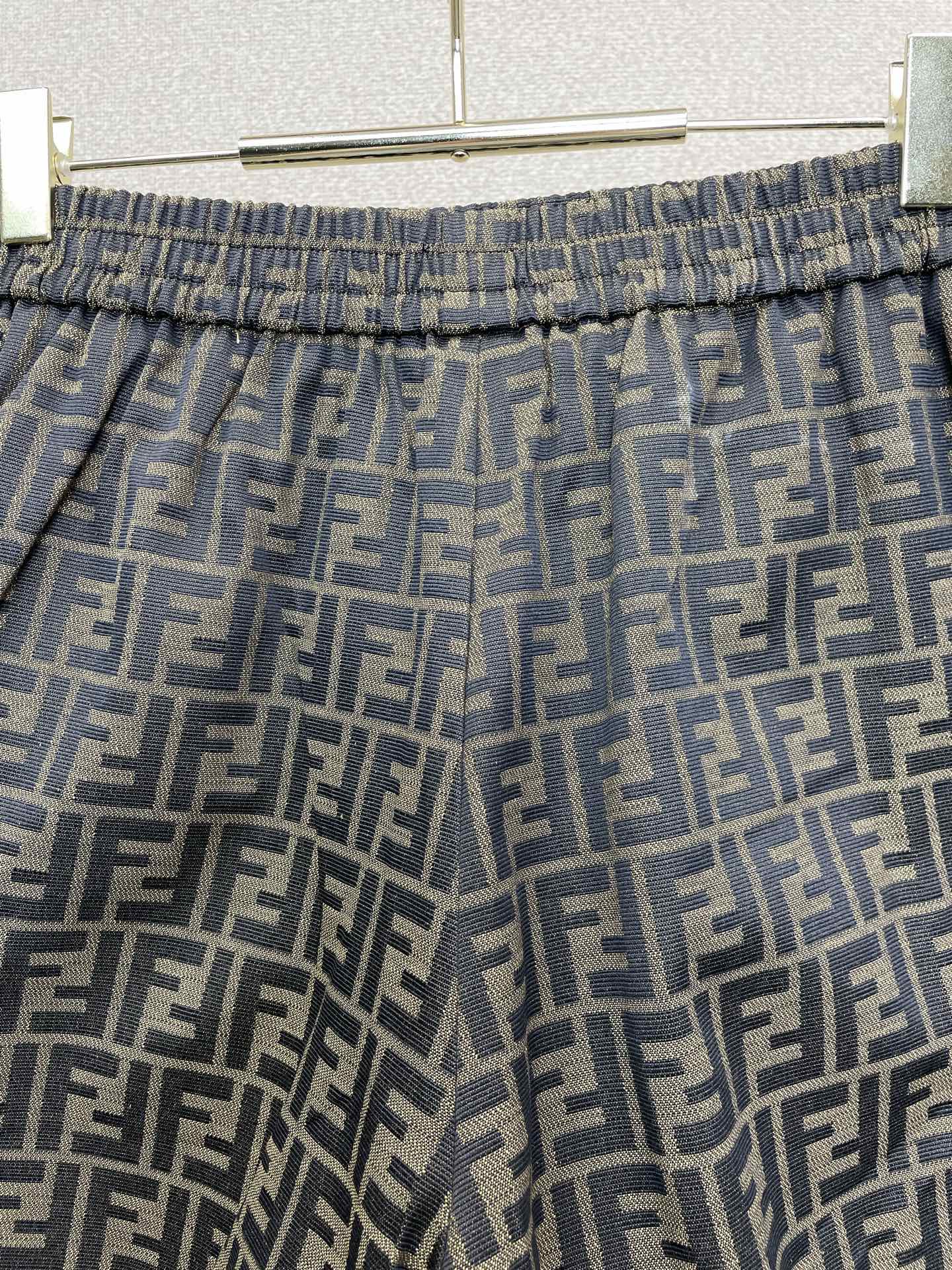 FENDI芬迪👚砸锅卖铁都要上的新款👚新款女装休闲短裤 满印休闲短裤 高端版本！独特设计 专柜定制面料 
