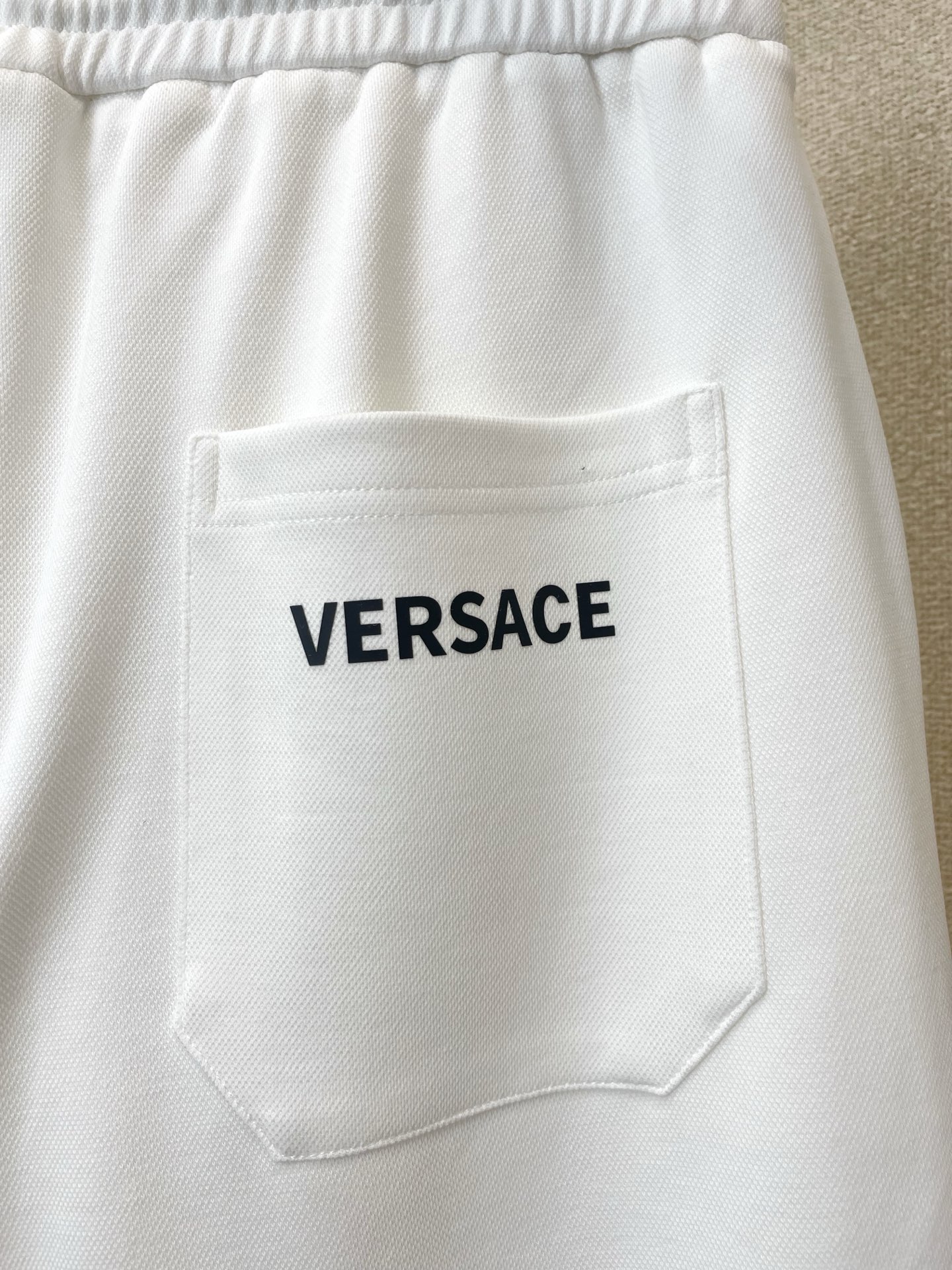 。VERSACE范思哲💥砸锅卖铁都要上的新款新款休闲短裤 高端版本！专柜定制面料 透气舒适度高，细节无可