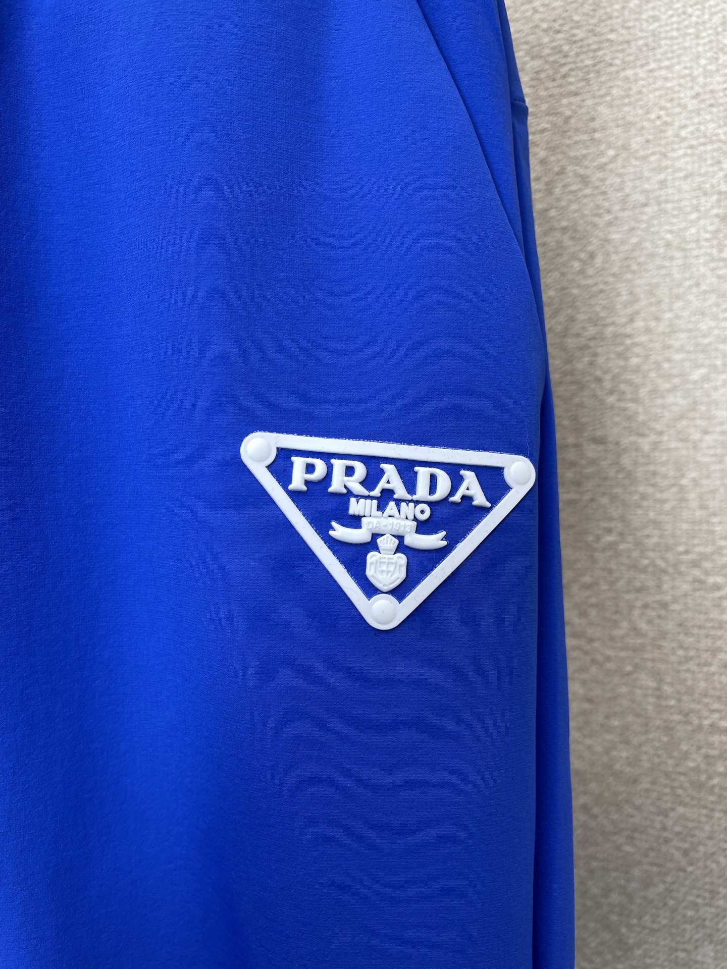 。Prada普拉达💥砸锅卖铁都要上的新款新款休闲短裤 高端版本！专柜定制面料 透气舒适度高，细节无可挑剔