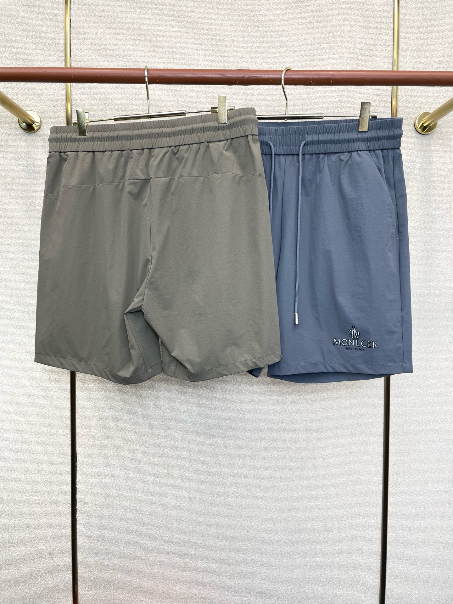 。Moncler蒙口💥砸锅卖铁都要上的新款新款休闲短裤 高端版本！专柜定制面料 透气舒适度高，细节无可挑