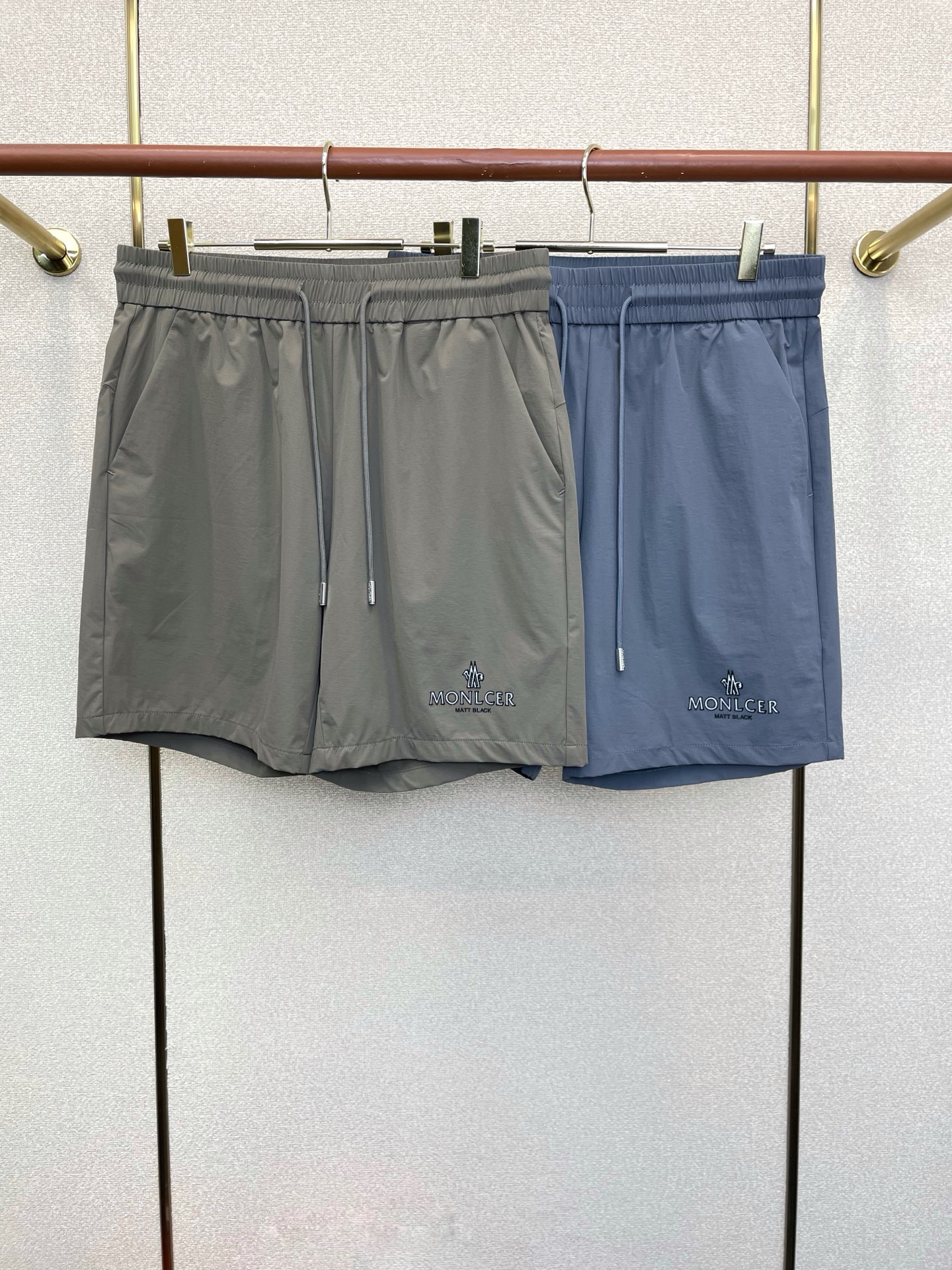 。Moncler蒙口💥砸锅卖铁都要上的新款新款休闲短裤 高端版本！专柜定制面料 透气舒适度高，细节无可挑
