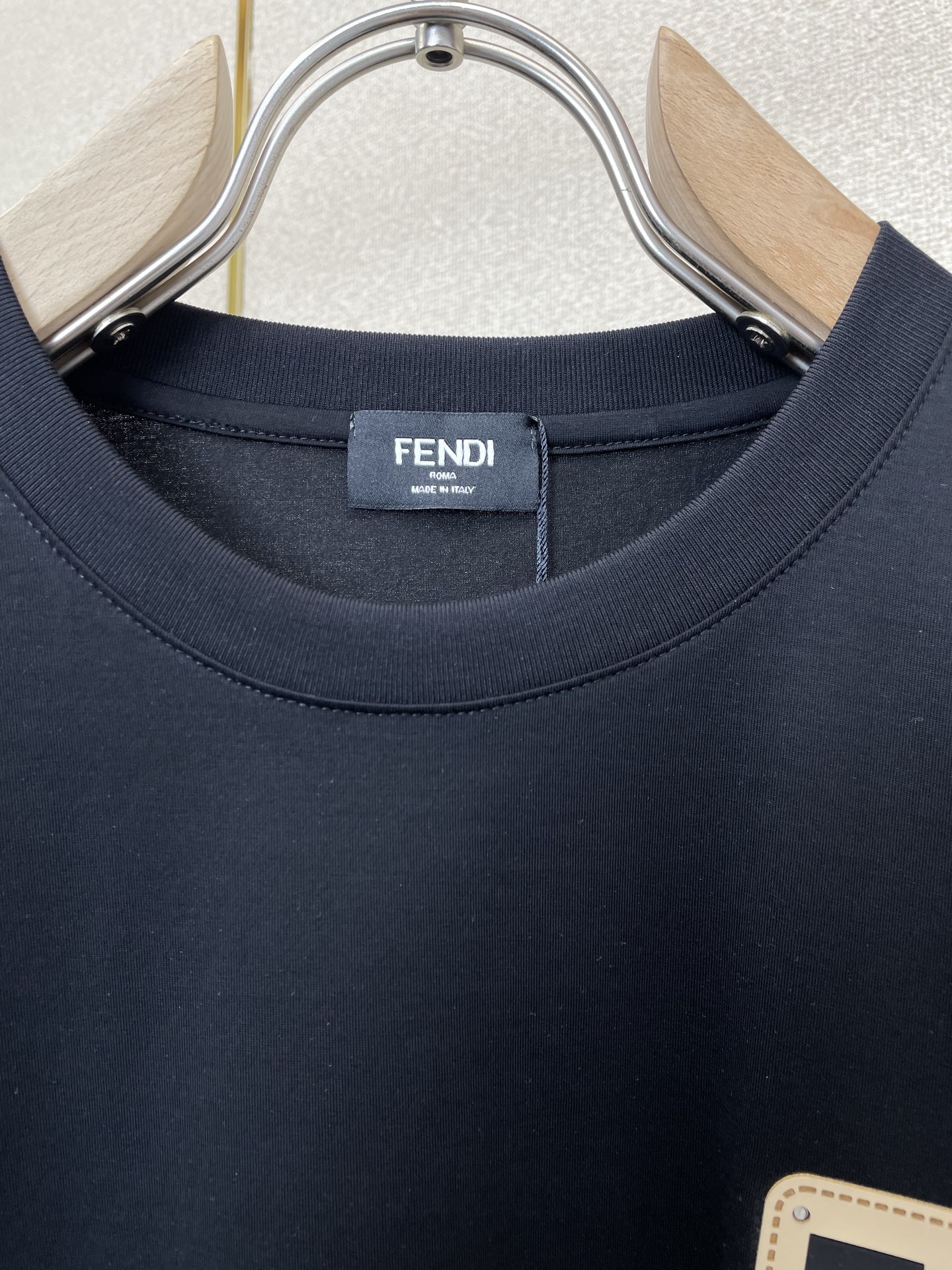 。FENDI芬迪💥砸锅卖铁都要上的新款新款原单男士休闲短袖 高端定制 高端版本 时尚百搭爆款⚠️⚠️✨✨