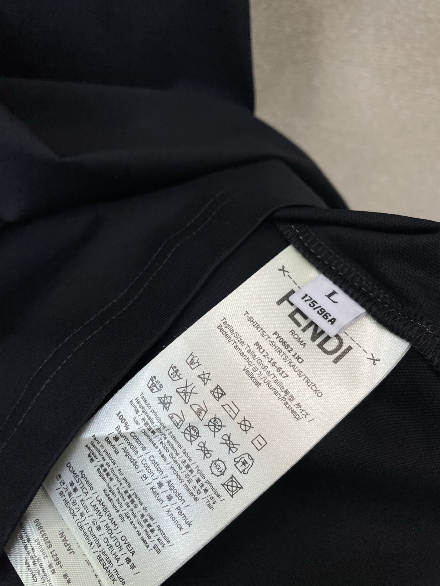 。FENDI芬迪💥砸锅卖铁都要上的新款新款原单男士休闲短袖 高端定制 高端版本 时尚百搭爆款⚠️⚠️✨✨