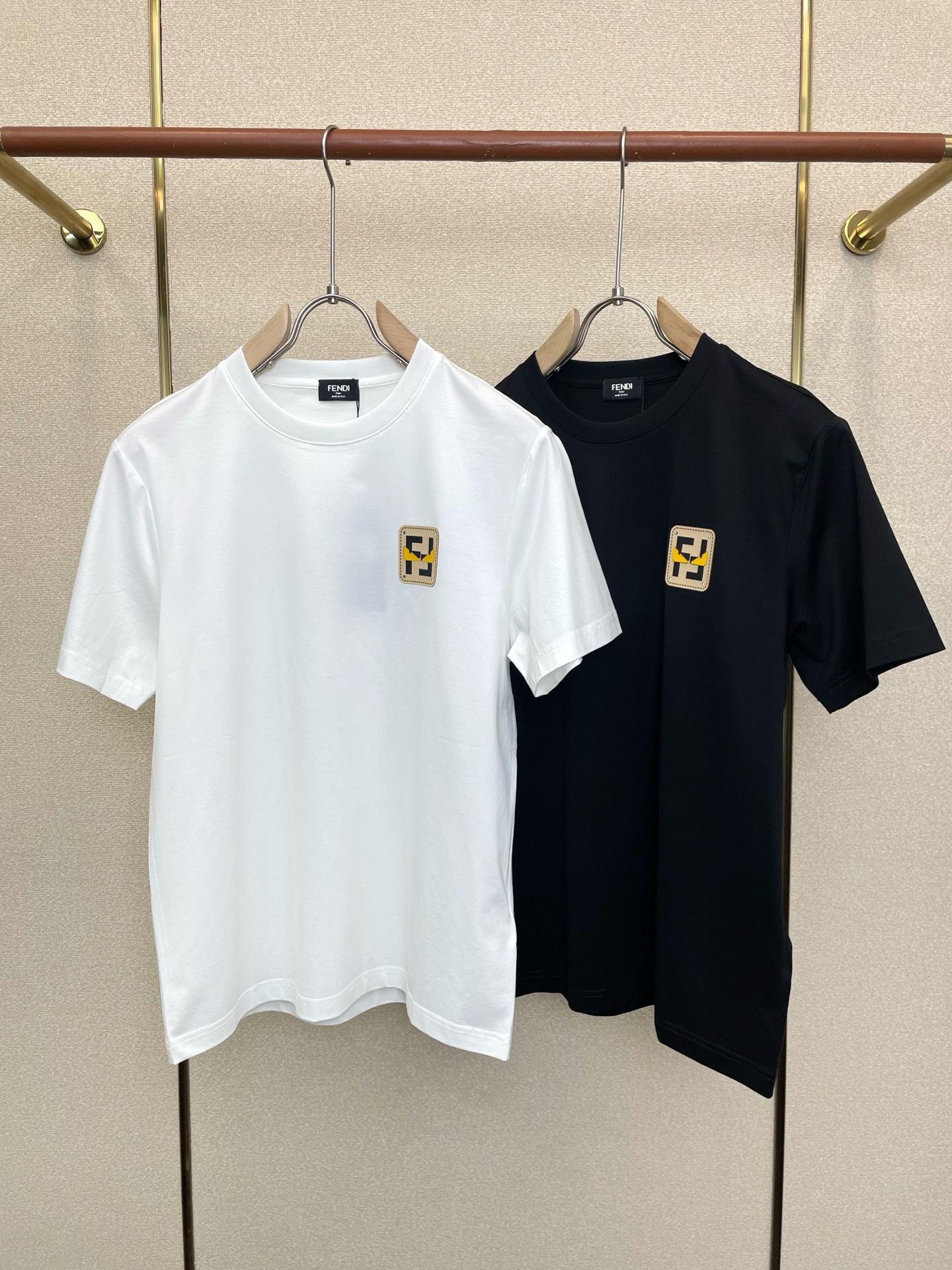 。FENDI芬迪💥砸锅卖铁都要上的新款新款原单男士休闲短袖 高端定制 高端版本 时尚百搭爆款⚠️⚠️✨✨