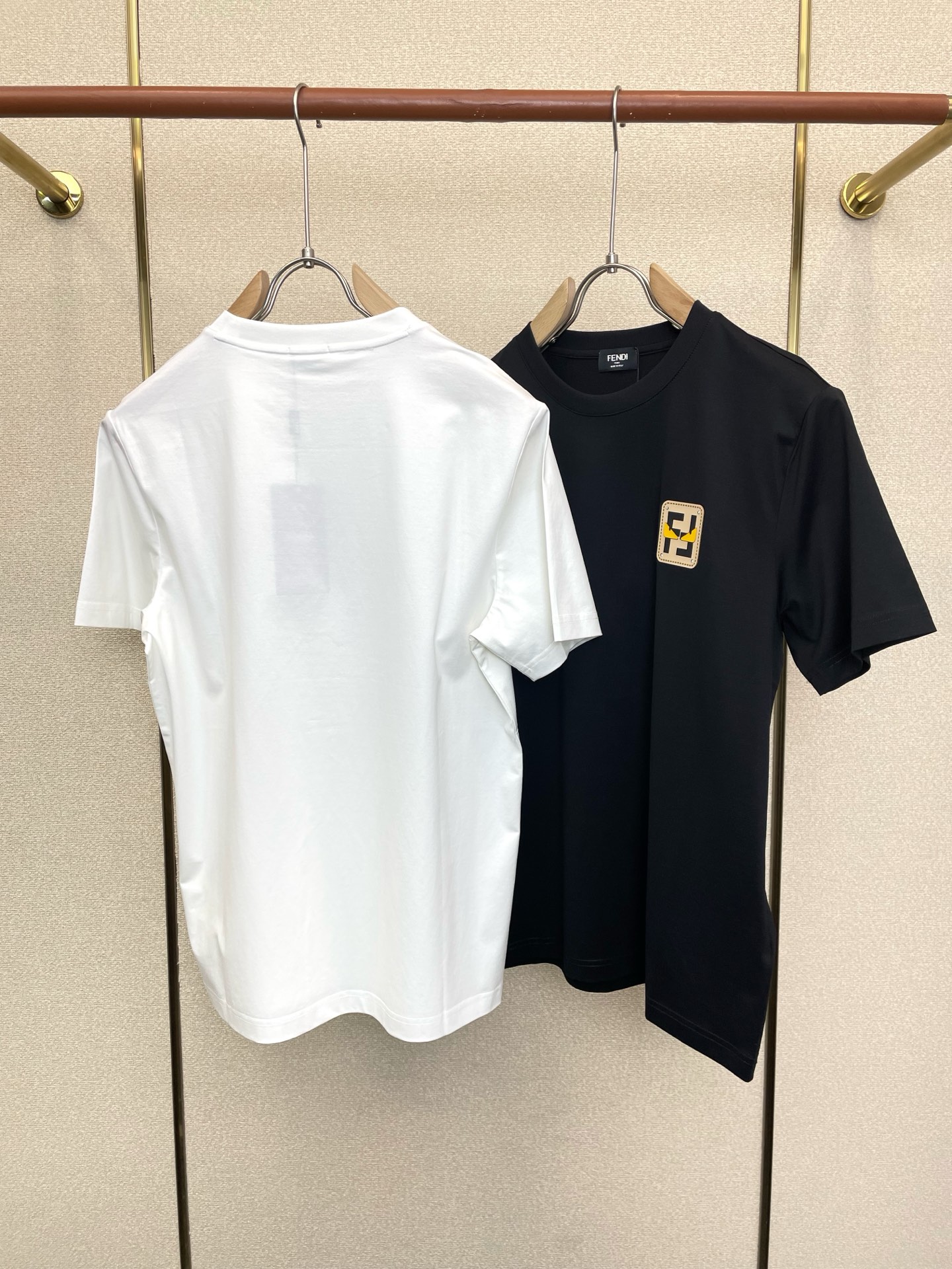 。FENDI芬迪💥砸锅卖铁都要上的新款新款原单男士休闲短袖 高端定制 高端版本 时尚百搭爆款⚠️⚠️✨✨