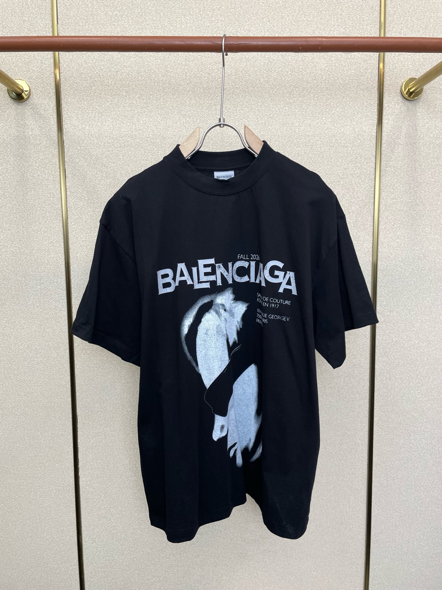 NO:868923,.Balenciaga exclusively supplies new original men's casual short sleeves. High-end customization. High-end version. Fashionable and versatile imported fabrics. Super soft and delicate feel. Skin-friendly and comfortable to wear. High-end boutique. The upper body is exquisitely made by the factory. A must-have item for men. Three complete standards. Size S-XL,,balenciaga,balenciaga,T-shirt,19860909.Balenciaga巴黎世家独家专供新款原单男士休闲短袖 高端定制 高端版本 时尚百搭爆款进口面料 手感超柔软细腻 穿着亲肤舒适 高端精品 代工厂精细做上身非常赞 男士必备单品 三标齐全 码数S-XL,,balenciaga,balenciaga,T-shirt,,Men's clothing