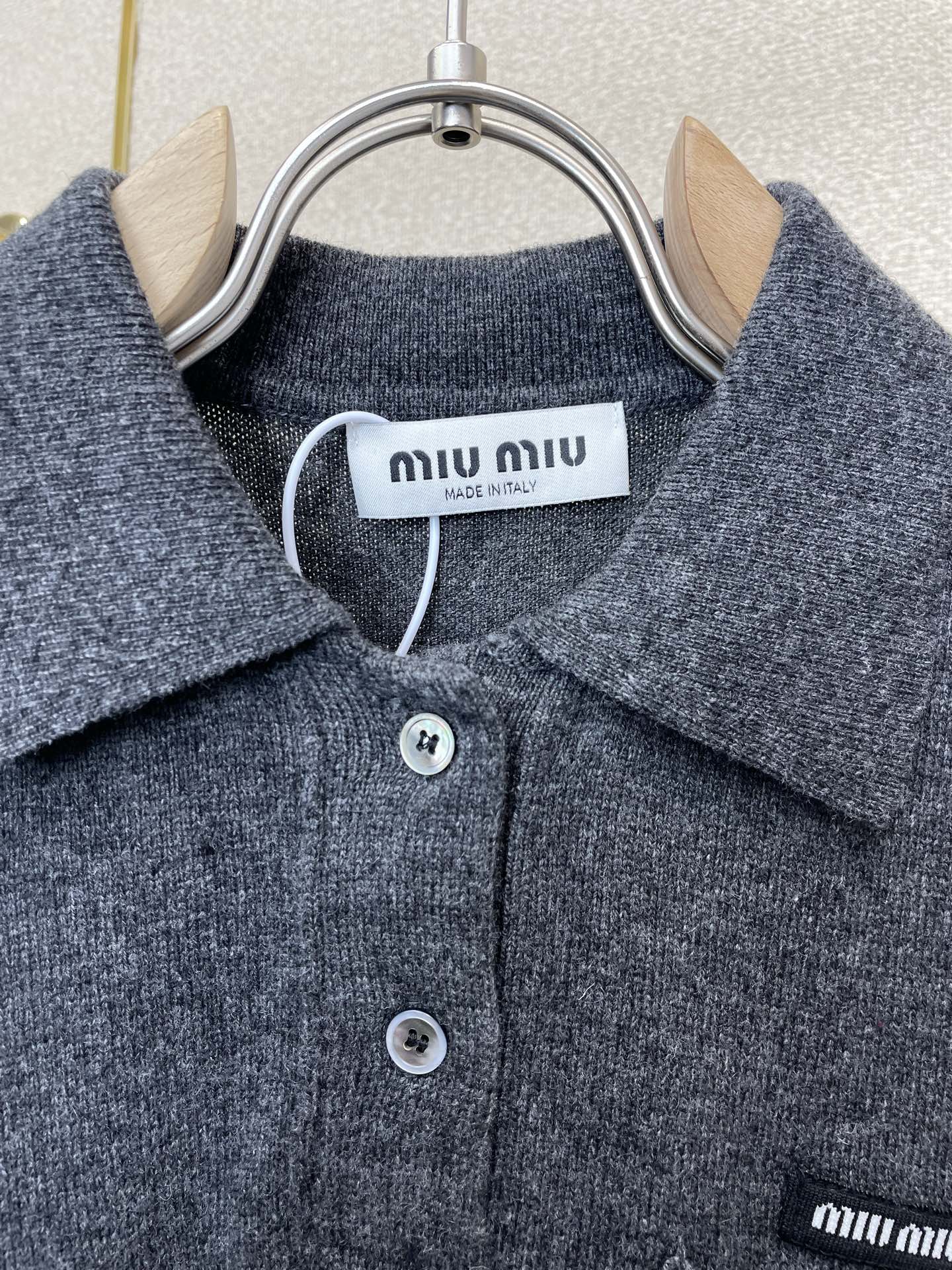 Miumiu谬谬👚女款圆领短袖👚砸锅卖铁都要上的新款新款原单女士休闲针织短袖 高端定制 高端版本 时尚百