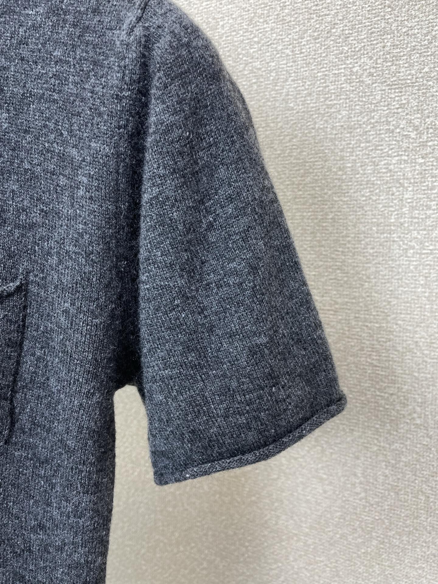 Miumiu谬谬👚女款圆领短袖👚砸锅卖铁都要上的新款新款原单女士休闲针织短袖 高端定制 高端版本 时尚百