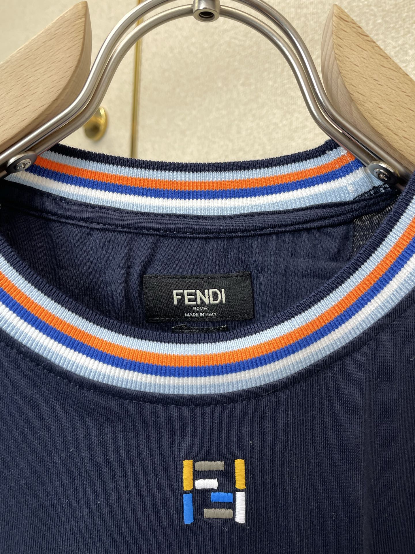 。FENDI芬迪💥砸锅卖铁都要上的新款新款原单男士休闲短袖 高端定制 高端版本 时尚百搭爆款⚠️⚠️✨✨