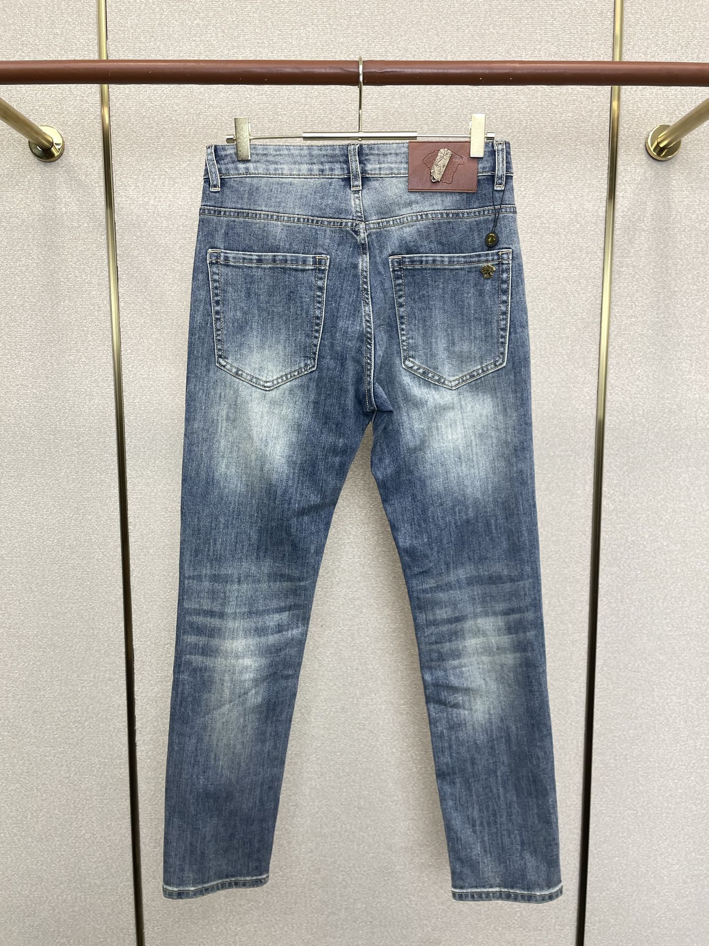 。VERSACE范思哲💥砸锅卖铁都要上的新款新款休闲牛仔裤👖高端版本 专柜定制面料 透气舒适度高，细节无