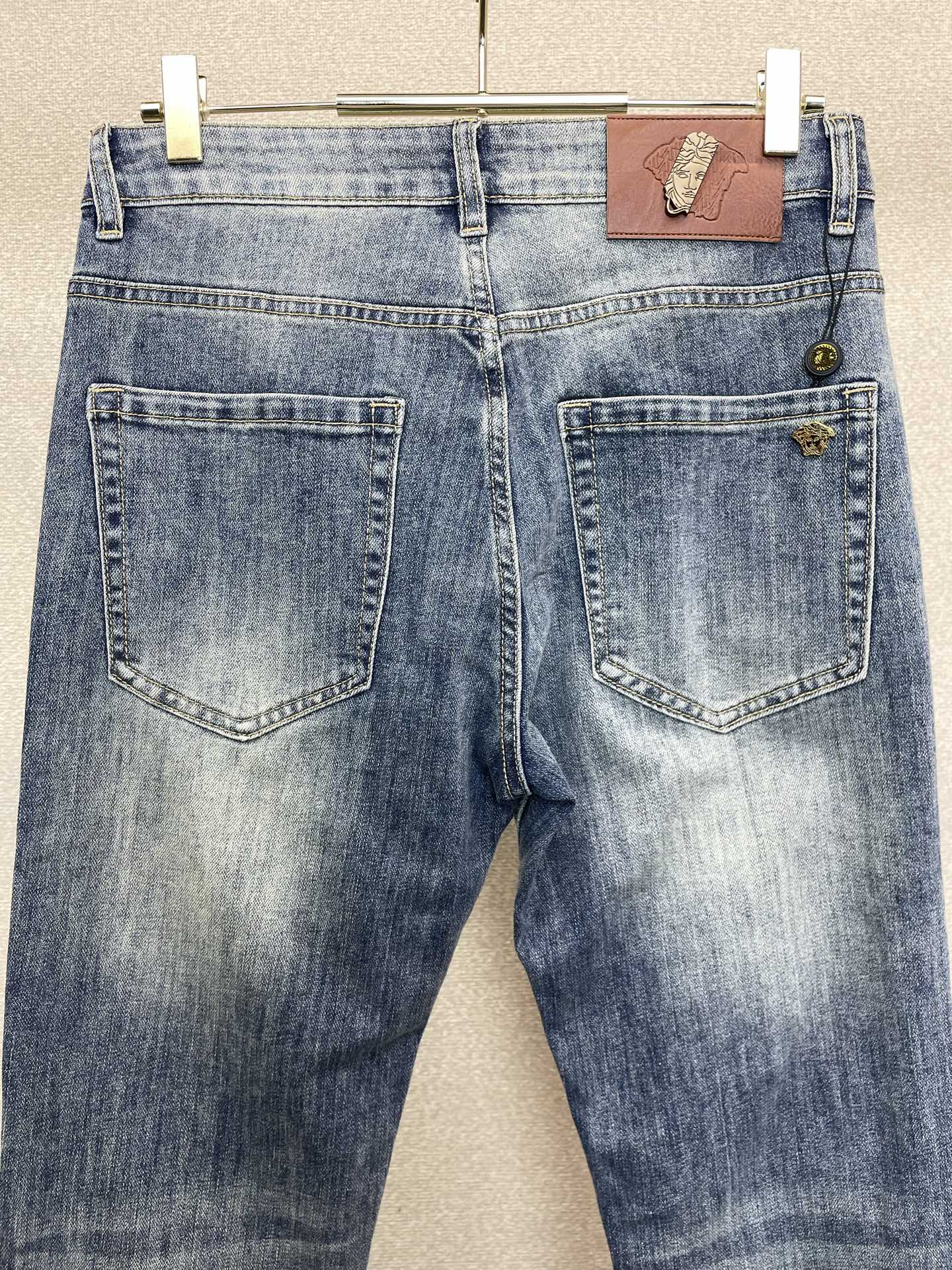 。VERSACE范思哲💥砸锅卖铁都要上的新款新款休闲牛仔裤👖高端版本 专柜定制面料 透气舒适度高，细节无